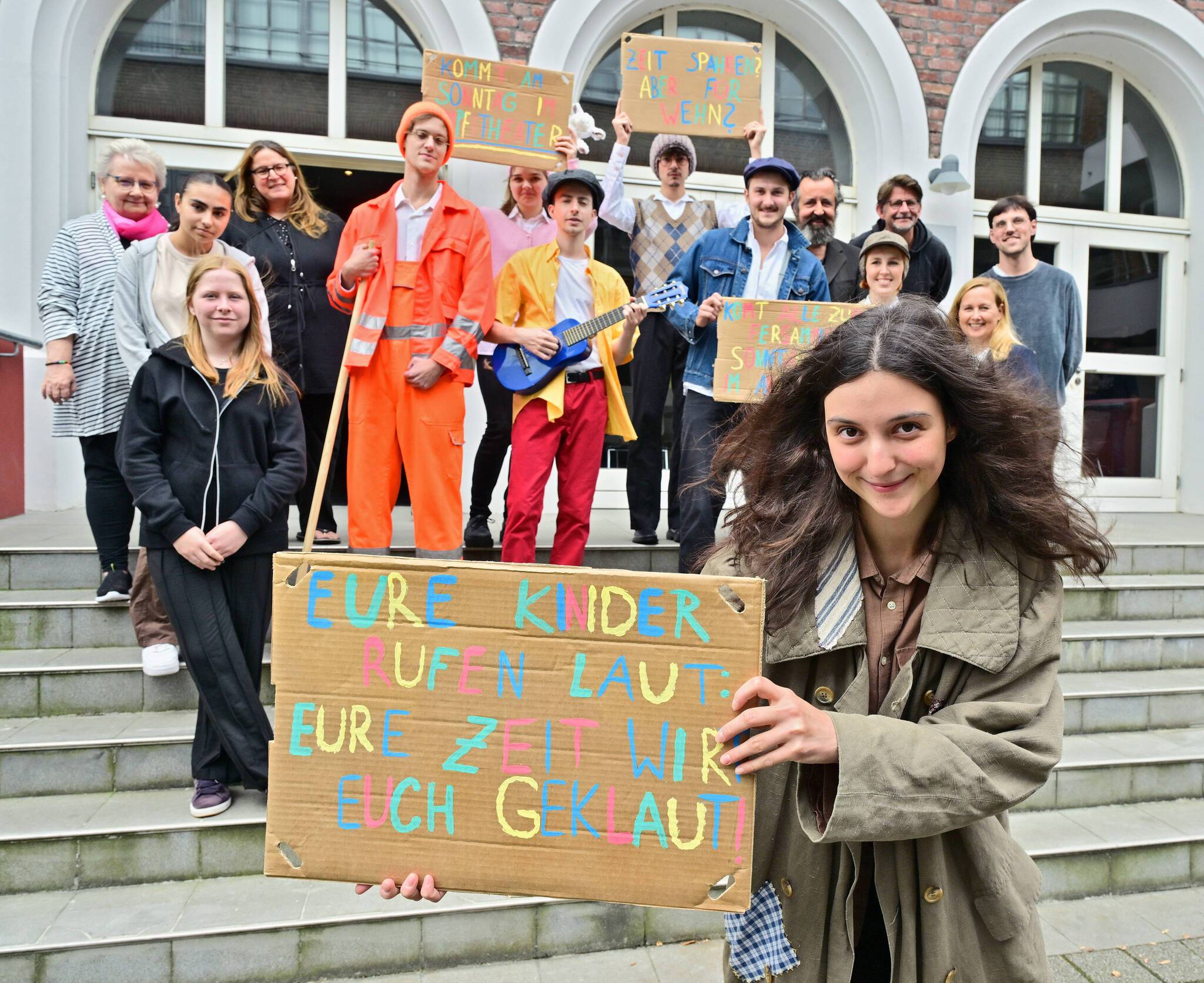  Im Hof der Fabrik Heeder: Das Ensemble von "Momo" lädt zur neuen Spielzeit im Kresch-Theater ein. 