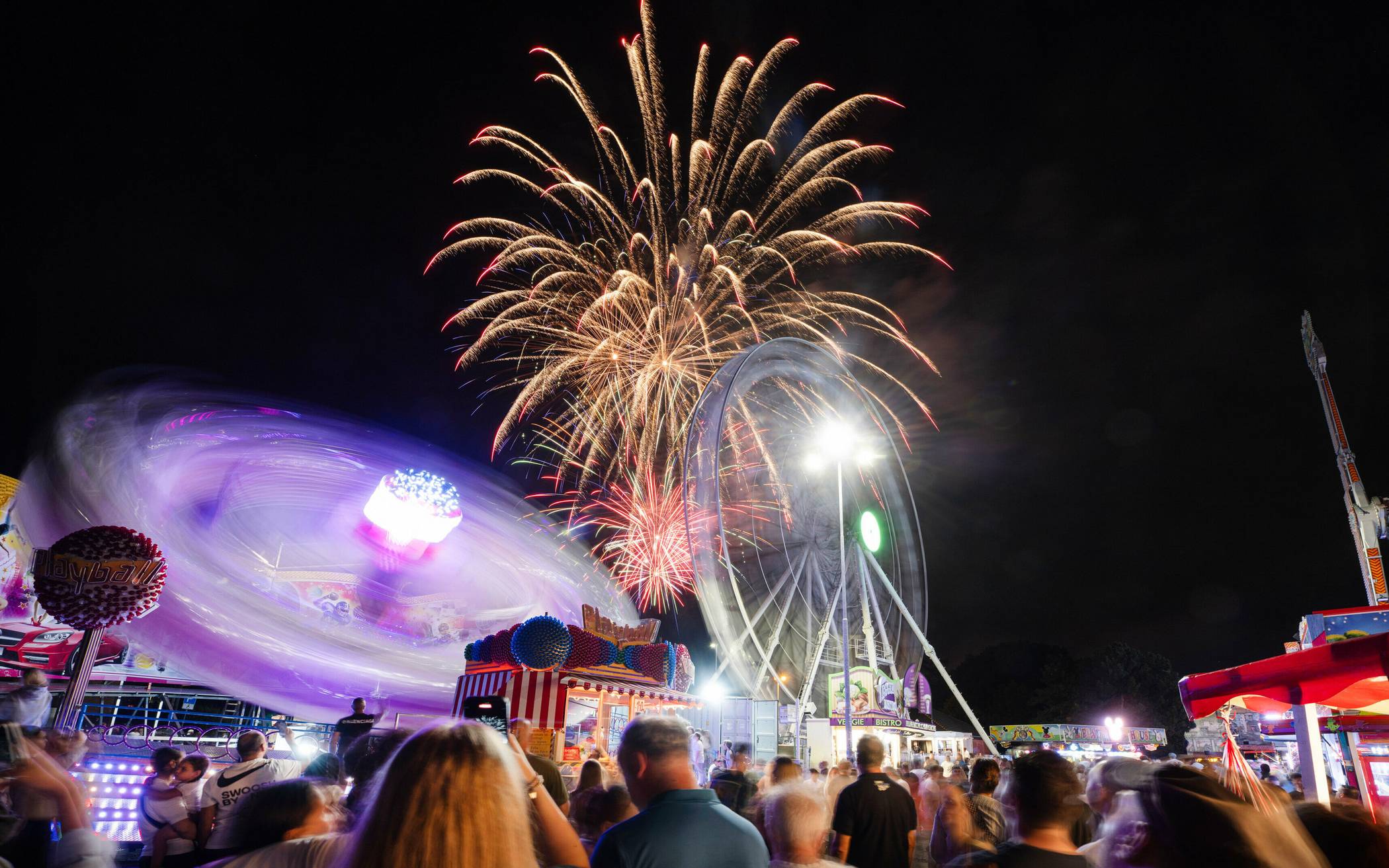  Das Höhenfeuerwerk findet seit vielen Jahren zum Abschluss der Kirmes statt. Bei der Meinungsumfrage von Moers Marketing stimmte eine Mehrheit für das Feuerwerk. 