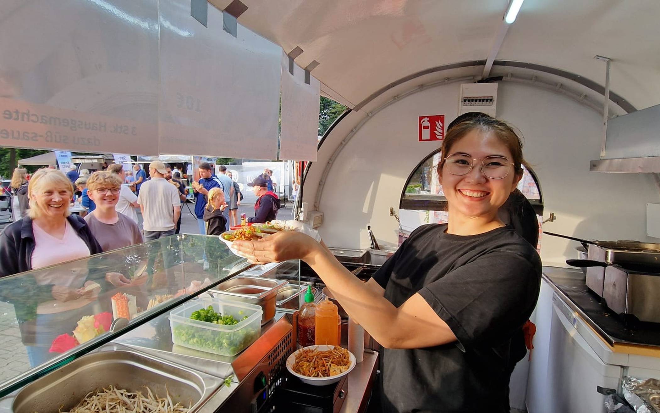 May Kanitta von der „Sodsai Thai Kitchen“ kocht leckere Spezialitäten für die Besucherinnen und Besucher des Feierabendmarktes.  