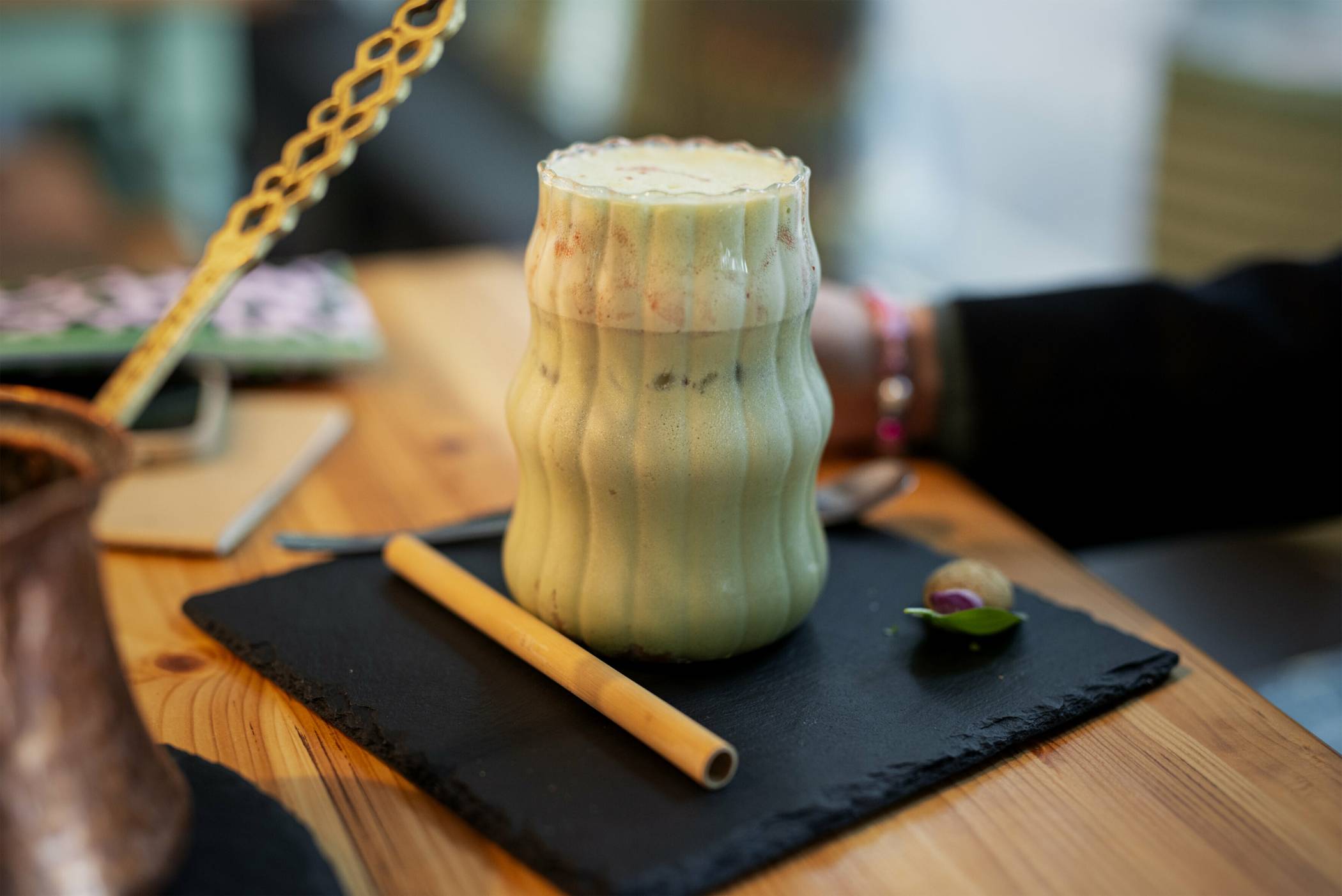  DIESES TRENDGETRÄNK IST ZU RECHT EINS: ICED MATCHA LATTE SCHMECKT BESONDERS AN HEISSEN TAGEN. 