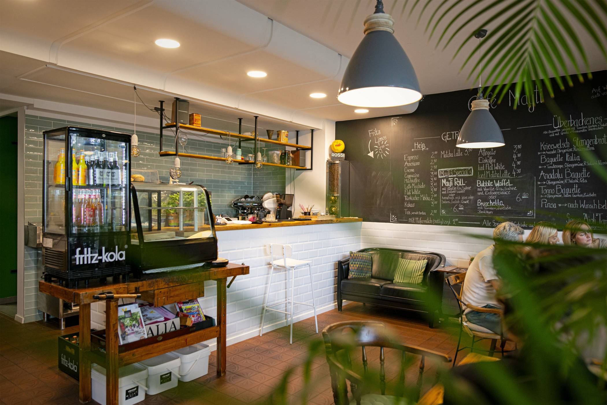        BEI YAVUZ FÜHLT MAN SICH WOHL. DAS LIEGT AN DER LIEBEVOLL ZUSAMMENGESTELLTEN EINRICHTUNG, AN DER KLEINEN FEINEN SPEISEKARTE, ABER AUCH AM SYMPATHISCHEN INHABER SELBST, DEN MAN HIER MITTEN IN SEINER EIGENEN NACHBARSCHAFT BESUCHT. 