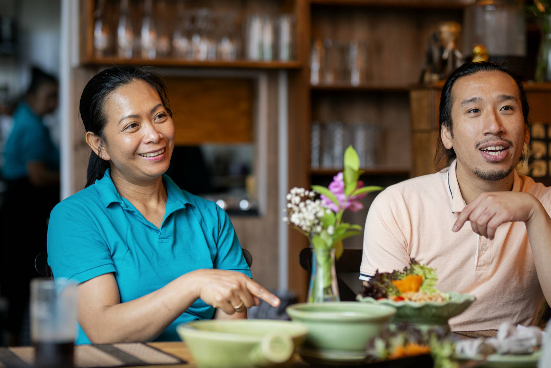 POM HAT IHR LANGJÄHRIGES MASSAGESTUDIO IN KREFELD AUFGEGEBEN, UM ETWAS GANZ NEUES AUSZUPROBIEREN. ALS CHEFIN UND KÜCHEN- LEITERIN IHRES RESTAURANTS ZAUBERT SIE KÖSTLICHE GERICHTE. NAM IST GEBÜRTIGER MÜNCHNER MIT VIETNAMESISCHEN ELTERN, LEBT ABER SCHON SEIT DEM KLEINKINDALTER IN KREFELD. DER SYMPATHISCHE 30-JÄHRIGE EMPFÄNGT DIE GÄSTE UND KÜMMERT SICH UM DEN SERVICE.