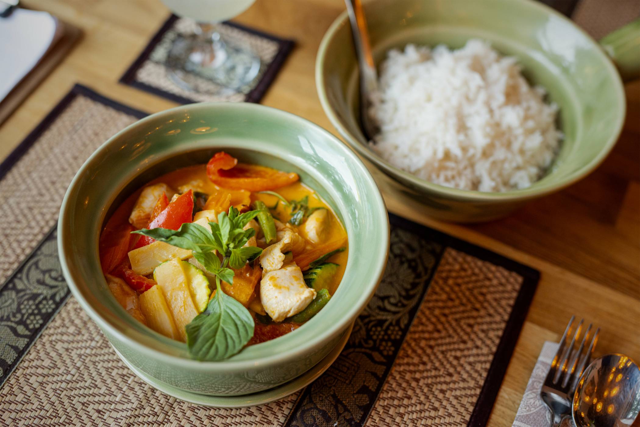  CURRY IST NICHT GLEICH CURRY. DAS HIER IST EIN BESONDERS GUTES! NICHT ZULETZT AUFGRUND DES FRISCHEN THAI-BASILIKUMS BRINGT DAS ROTE THAICURRY MIT FRISCHEM GEMÜSE SPANNENDE GESCHMACKSRICHTUNGEN ZUSAMMEN. 