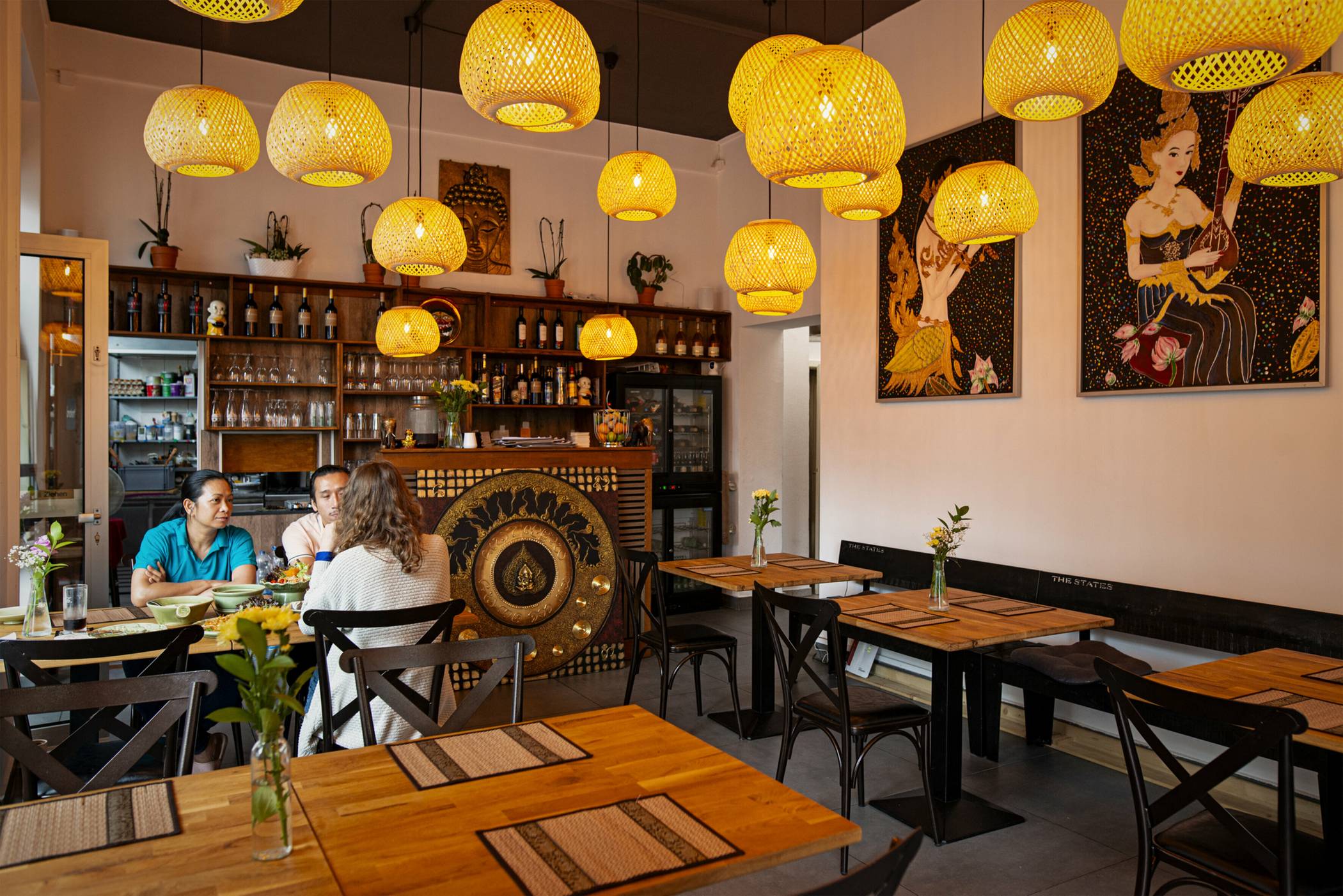 POM UND NAM SIND SEIT 8 JAHREN EIN PAAR. INNERHALB WENIGER MONATE KONNTEN SIE SICH DEN WUNSCH EINES GEMEINSAMEN KINDES UND EINES GEMEIN- SAMEN RESTAURANTS ERFÜLLEN.