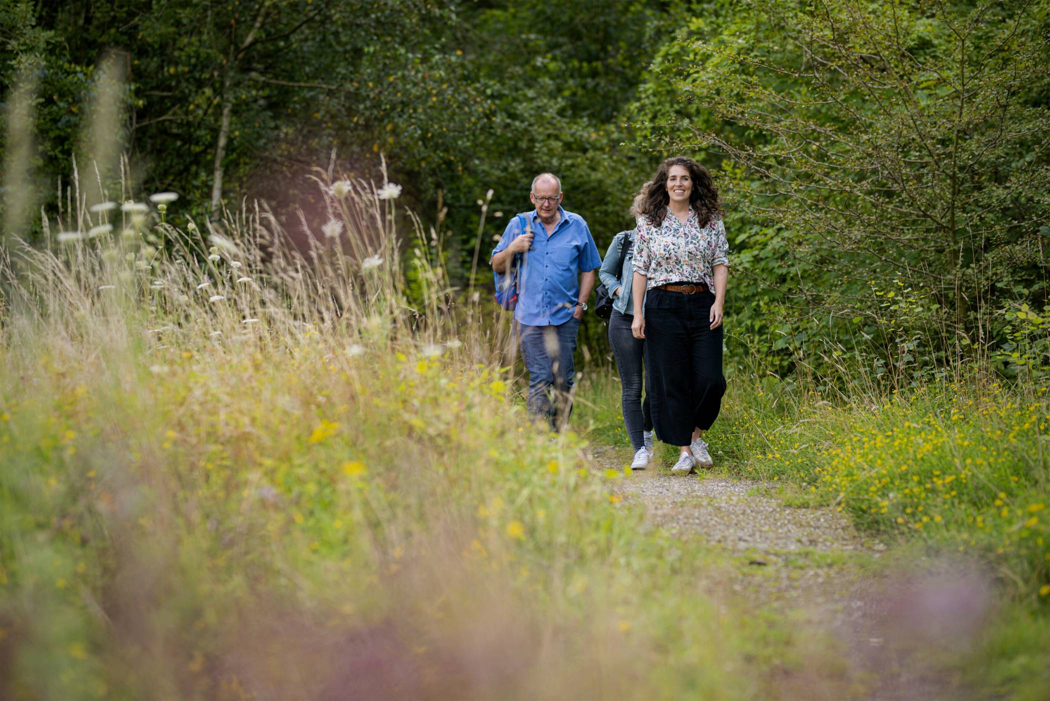  JANA BEHLING ZEIGT UNS DEN WEITLÄUFIGEN RUNDGANG, DER GLEICHSAM ALS LEHRPFAD DIENT. FÜR MANCHE KINDER IST ES DIE ERSTE UND DAHER INTENSIVE BERÜHRUNG MIT DER NATUR - VERBUNDEN MIT EINEM HAUCH VON ABENTEUER.   