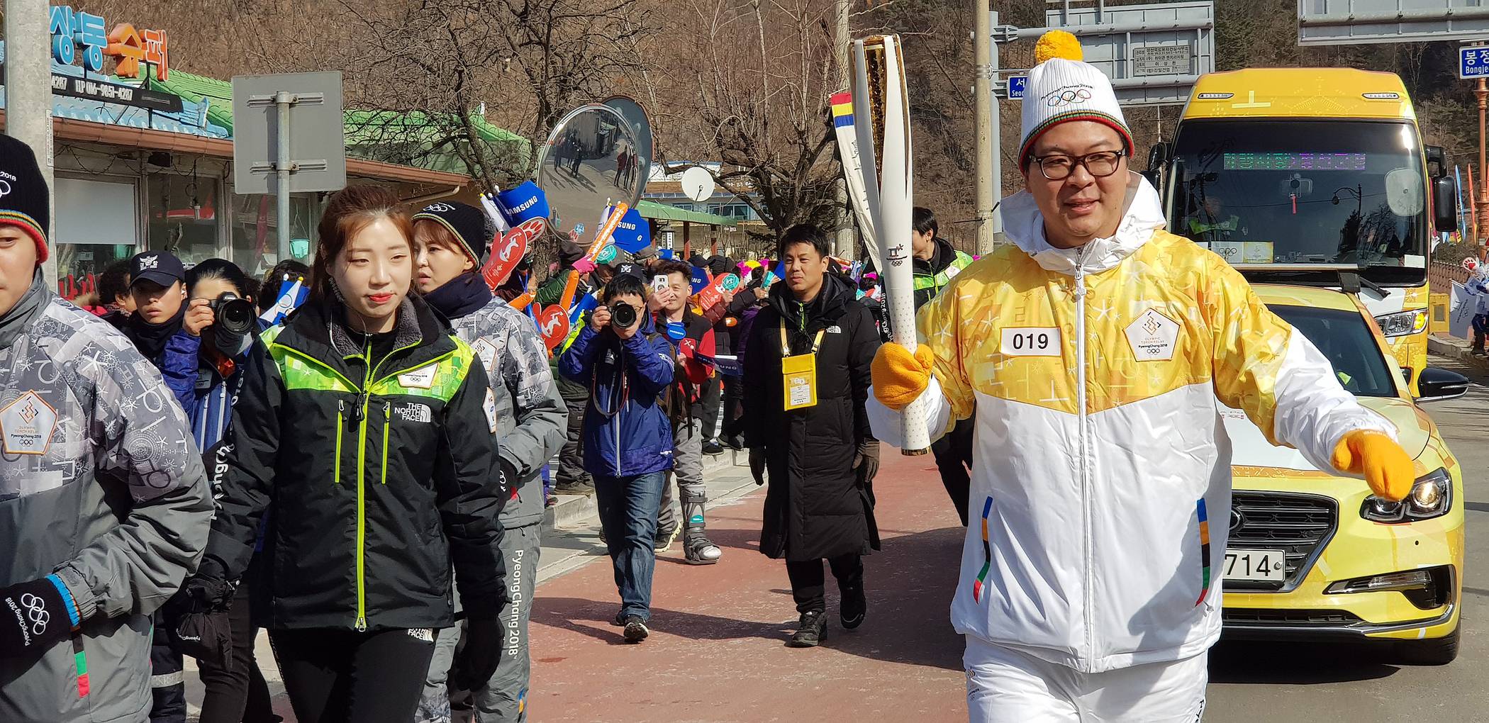  MARTIN HYUN ALS OLYMPISCHER FACKELLÄUFER BEI DEN OLYMPISCHEN UND PARALYMPISCHEN WINTERSPIELEN 2018 IN SÜDKOREA. 