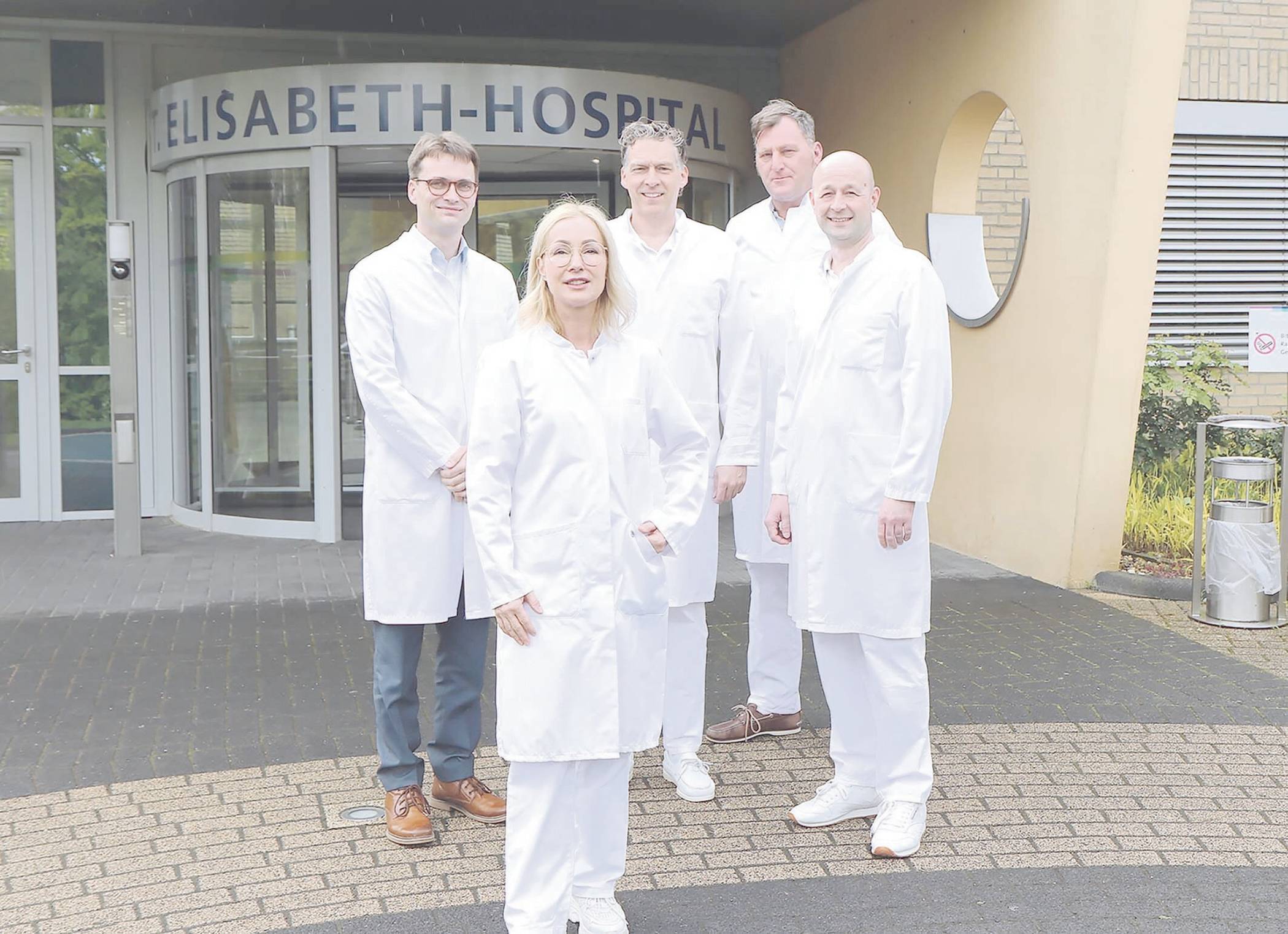  ZUM HOSPITAL GEHÖREN INSGESAMT VIER KLINIKEN (v.l.): die Klinik für Innere Medizin/Rheumatologie (Chefarzt Prof. Dr. med. Stefan Vordenbäumen und  Chefärztin Dr. med. Stefanie Freudenberg), die Klinik für Orthopädie/Orthopädische Rheumatologie (Chefarzt Privat-Dozent Dr. med. Tim Claßen), die Klinik für Konservative Orthopädie und Schmerzklinik (Chefarzt Tilmann Lewan) und die Klinik für Anästhesie und Intensivmedizin (Chefarzt  Dr. med. Daniel Jockenhöfer). 