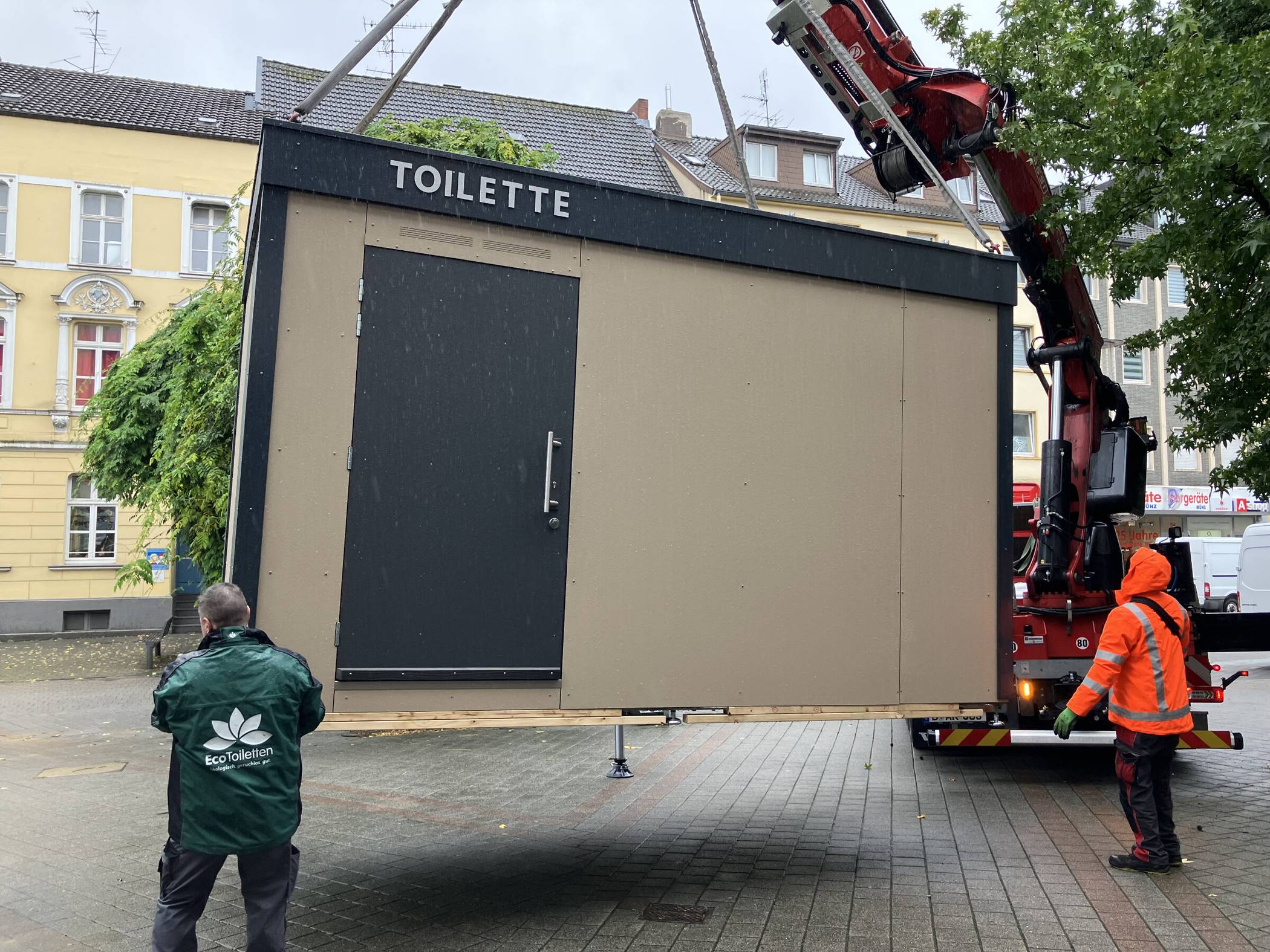 An der Stresemannstraße wurde am Wochenende eine Ökotoilette aufgestellt.  