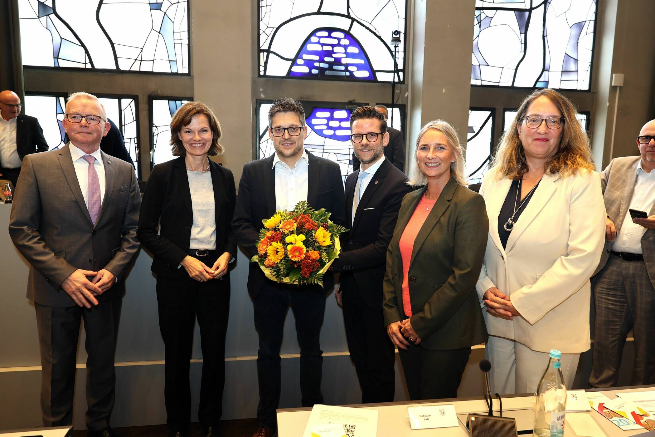 Der Rat der Stadt Mönchengladbach hat am 10. Oktober Sebastian Dreyer (Mitte) zum Beigeordneten für Soziales, Jugend und Gesundheit gewählt.  