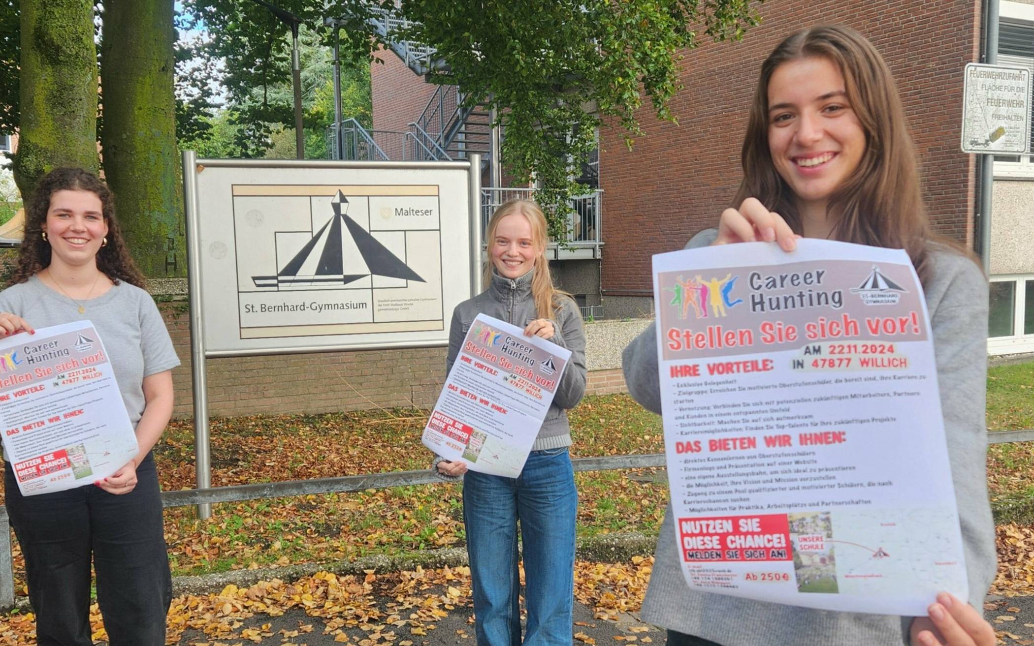 Thea Hoff, Emma Franzmeyer und Lorina Ibrahimi (von links) werben für die Absolventenmesse im St. Bernhard Gymnasium. Foto: Grammatikou