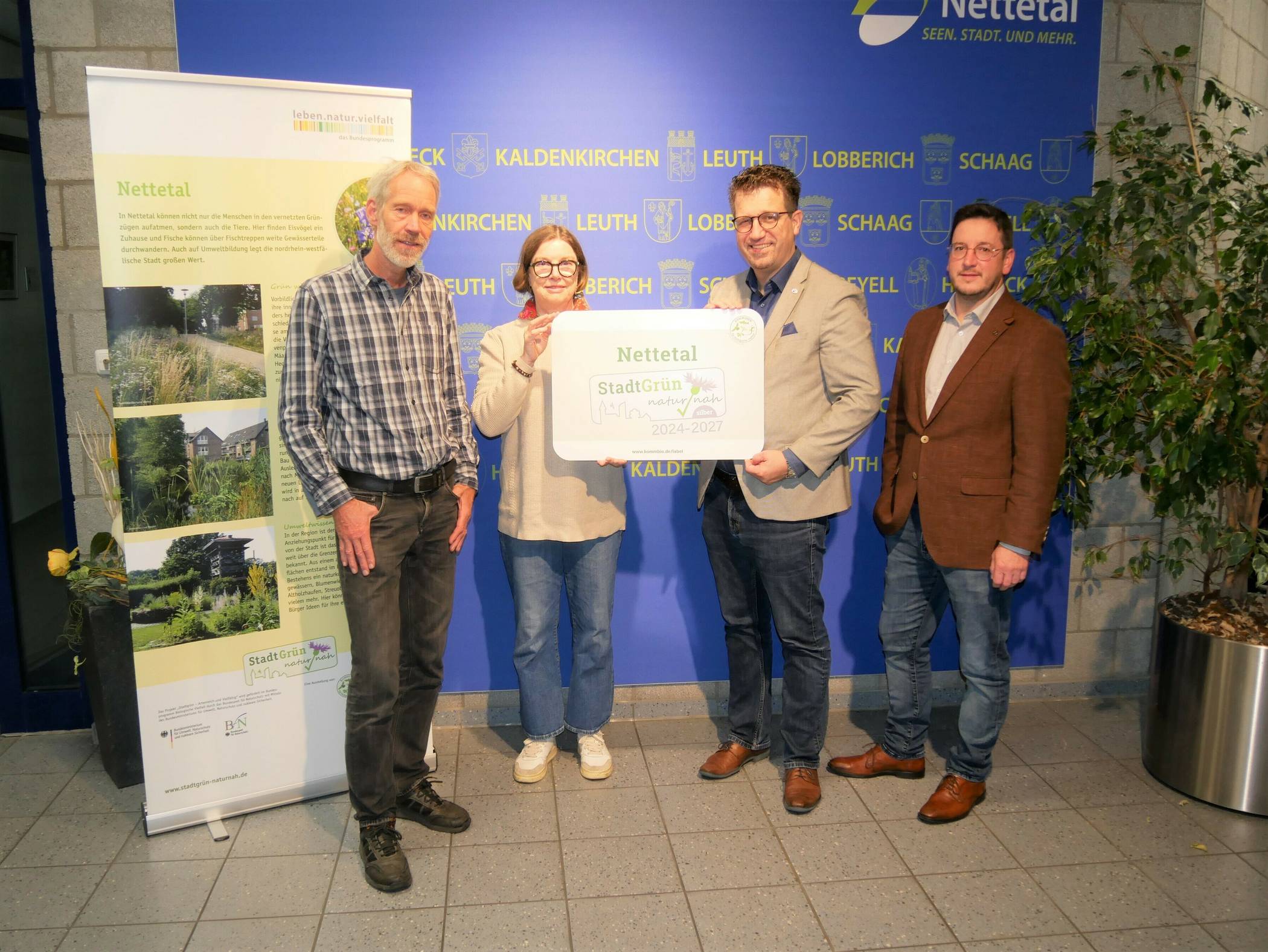 Guido Gahlings (Vorsitzender Ausschuss für Umwelt- und Klimaschutz), Heike Meinert (Leiterin Betriebsbereich Stadtgrün), Bürgermeister Christian Küsters, Hans-Willi Pergens (Leiter NetteBetrieb). Foto: Stadt Nettetal