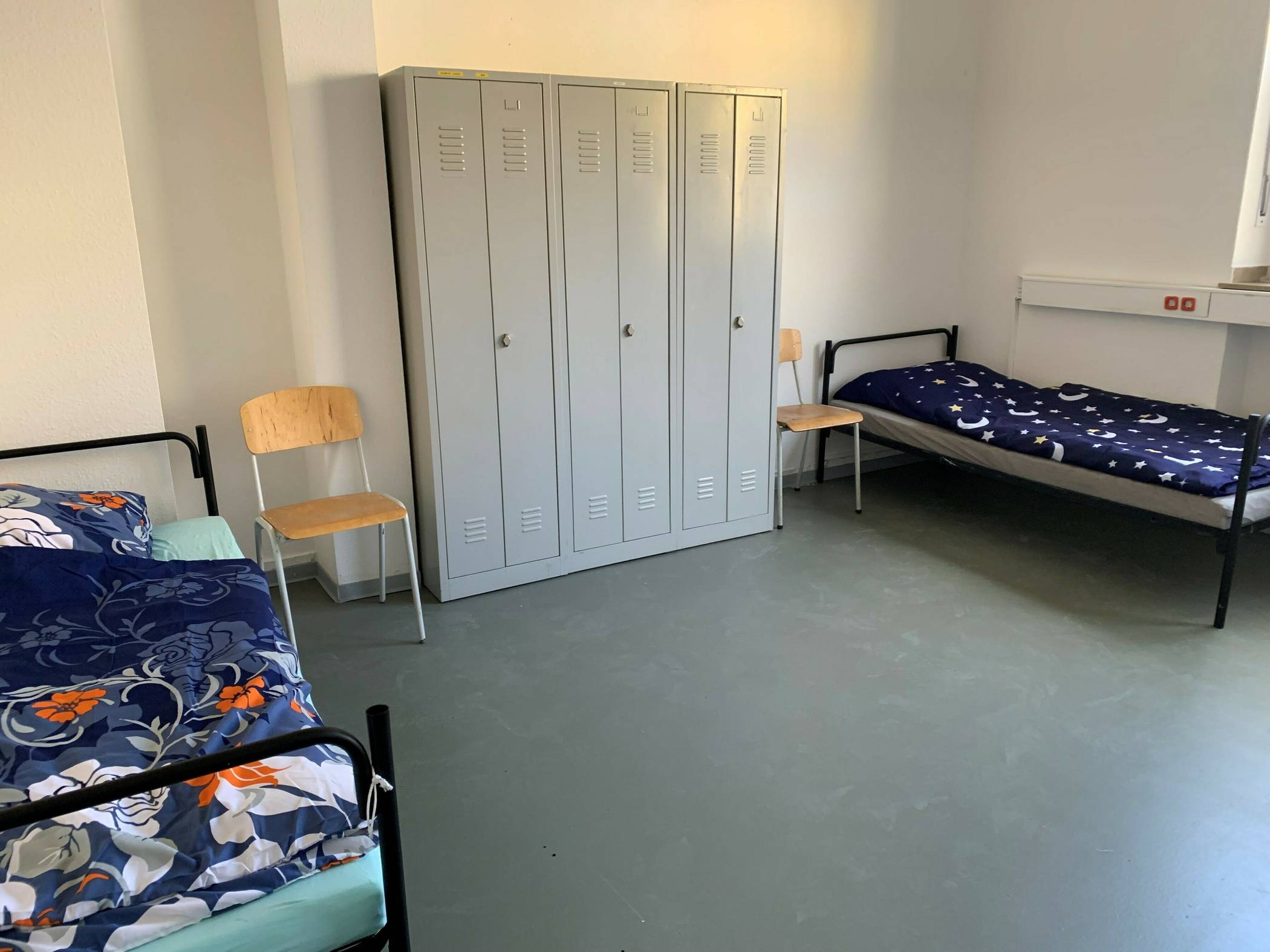 In den Zimmern für gesunde Obdachlose stehen vier Betten, in den barrierefreien Unterkünften im Erdgeschoss für Männer mit Rollstuhl oder Rollator zwei Betten. Für jeden gibt es einen abschließbaren Spind.   