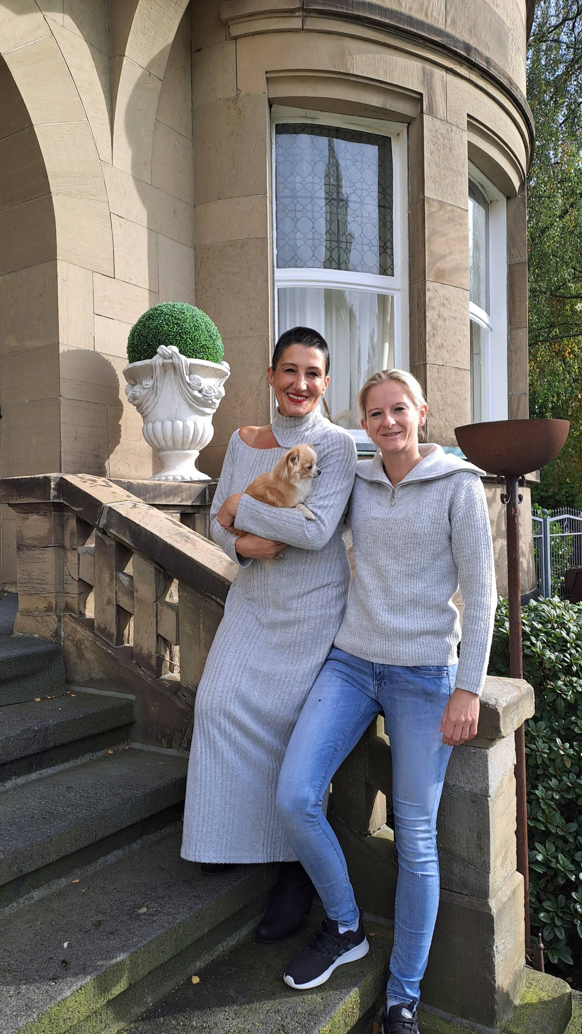  Ayse Berdibey und Alyssa Klaßen organisieren den „Abend der leuchtenden Augen“ 2024. 