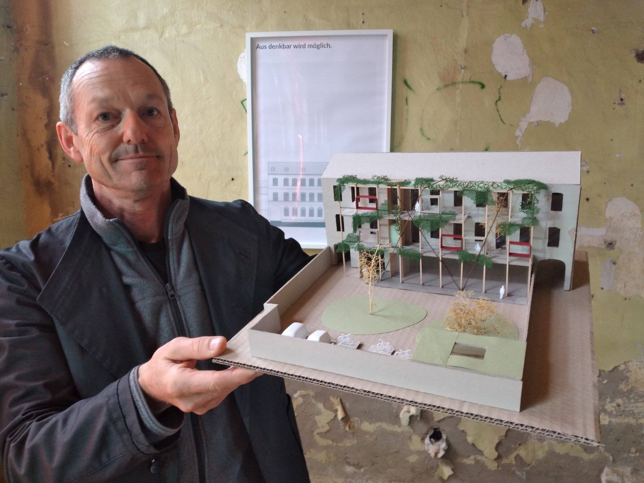  Planung: Architekt Marc Hübert hat ein Modell erstellt, wie die ehemalige Fabrik von 1920 in zwei Jahren als Gründerhaus einmal ausschauen soll. Ansicht von der Hofseite. Foto: Müller 