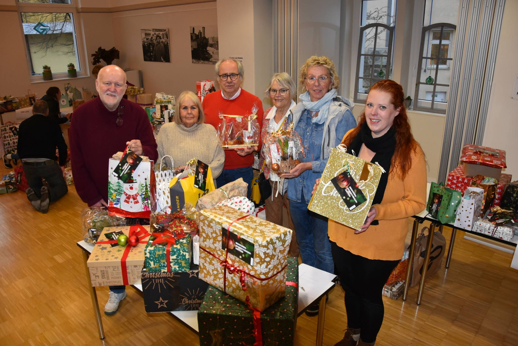  Bei der Seniorenwunschbaum-Aktion kamen 2023 über 1.000 Geschenke zusammen: Die Initiatorin Julia Voth (re.) und ihre Mitstreiter:innen vom Beirat für ältere Menschen der Stadt Moers (v. l. n. r.) Klaus-Dieter Vinschen, Elke Pickel, Karl-Heinz Theußen, Dörte Ratay und Karola Peiter überreichten die gespendeten Päckchen. 