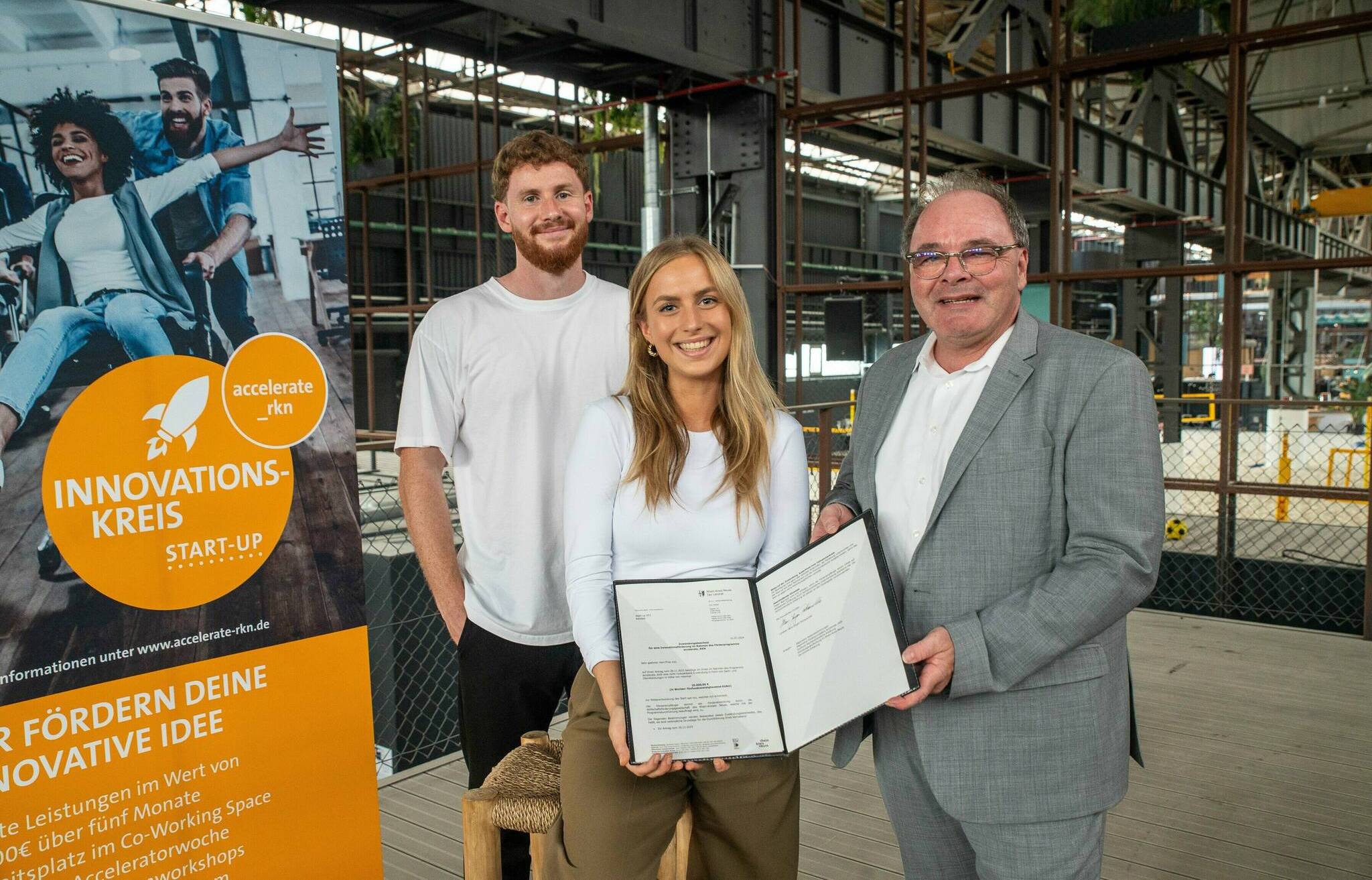 Bei der Übergabe des Förderbescheids (v.l.): Accelerator-Manager Dominik Hintzen, Gründerin Sophie Klein und Robert Abts, Leiter der Kreiswirtschaftsförderung. 