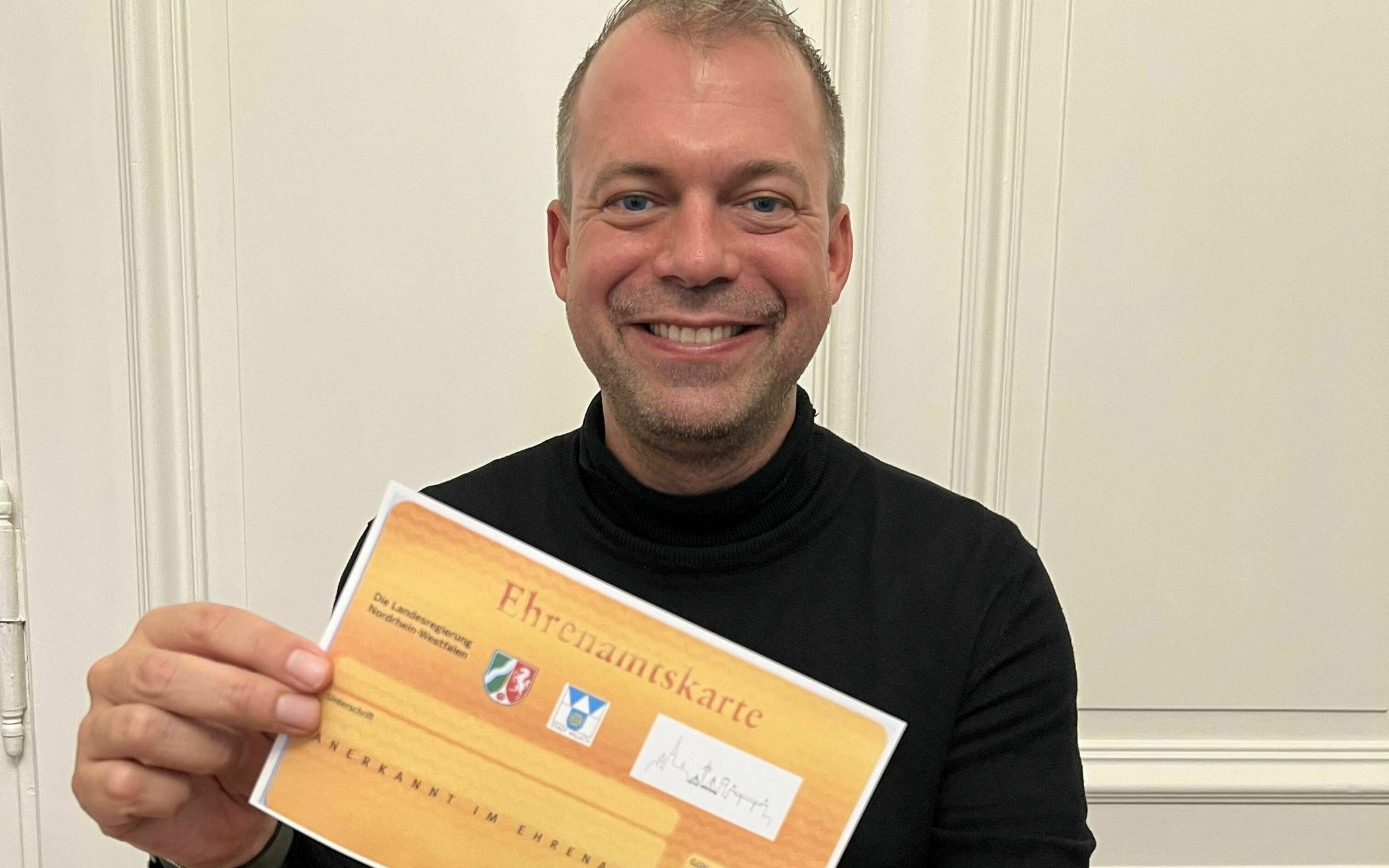  Wie die Ehrenamtskarte zukünftig aussehen könnte, zeigt ein strahlender Bürgermeister Christian Pakusch, dem das Thema am Herzen liegt.  