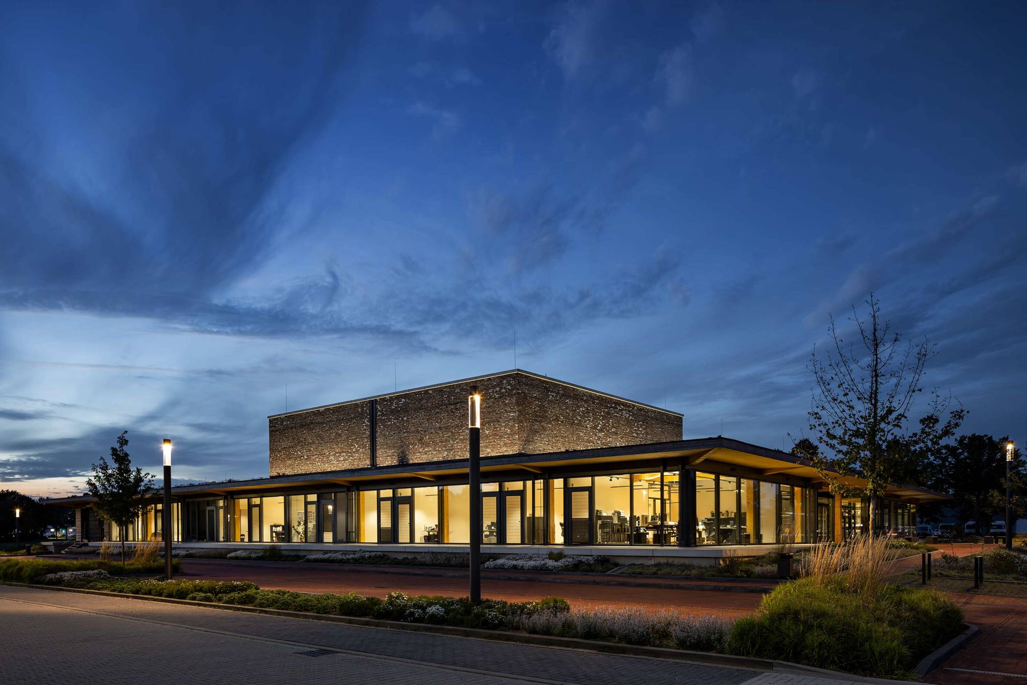  Die Fassade des Kreisarchivs Viersen wird illuminiert. 