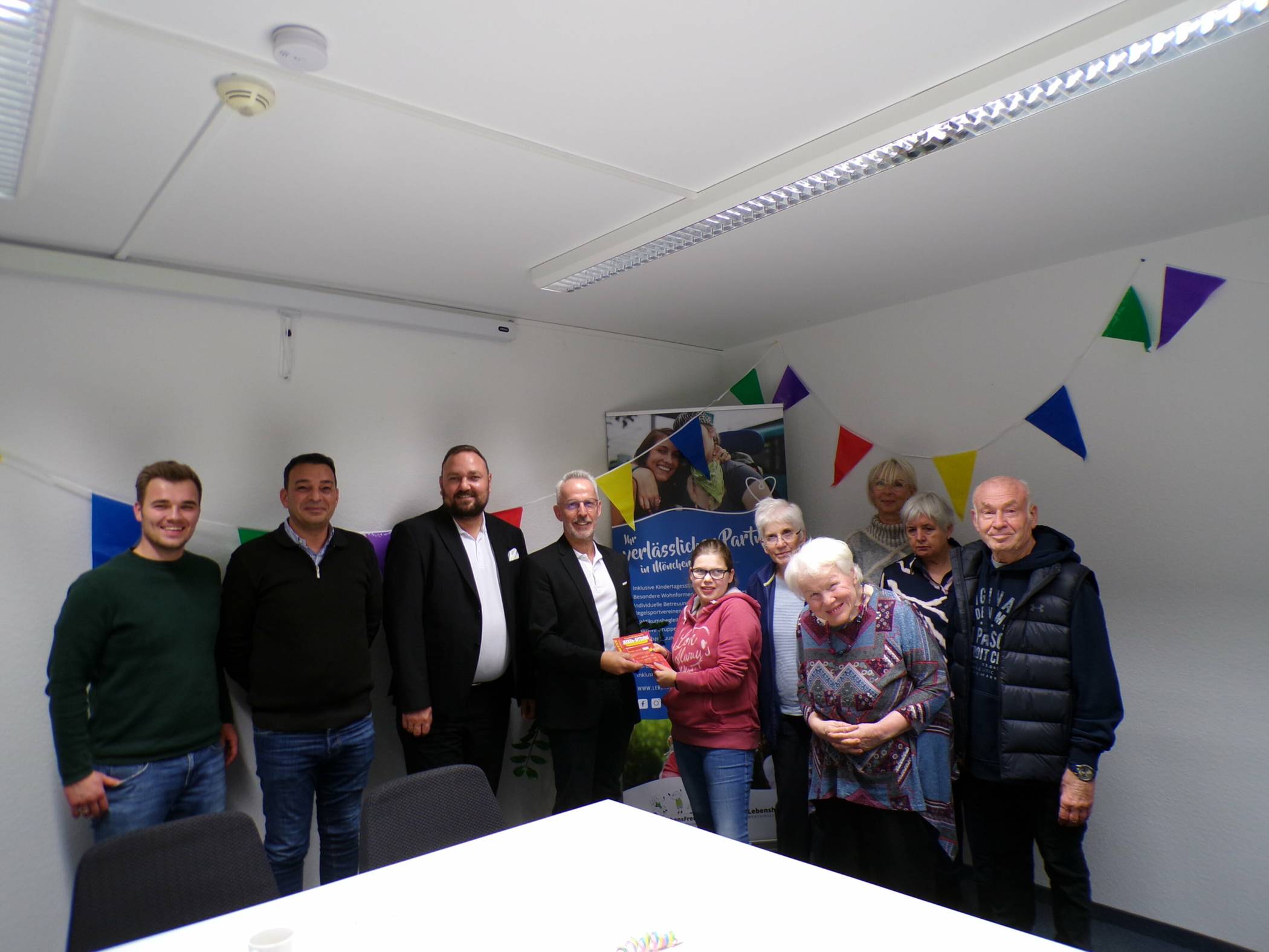 Traditionell übergibt die KG "de leckere Jecke" Freikarten für ihre Karnevalssitzung an die Lebenhilfe Mönchengladbach. Von links: Clemens Rehberg (Bereichsleitung Ambulant Betreutes Wohnen der Lebenshilfe Mönchengladbach), Özgür Kalkan (Vorstand der Lebenshilfe Mönchengladbach), Björn Jennert (Präsident „De Leckere jecke“) und Rene Vogel (Vorsitzender „De Leckere Jecke“).