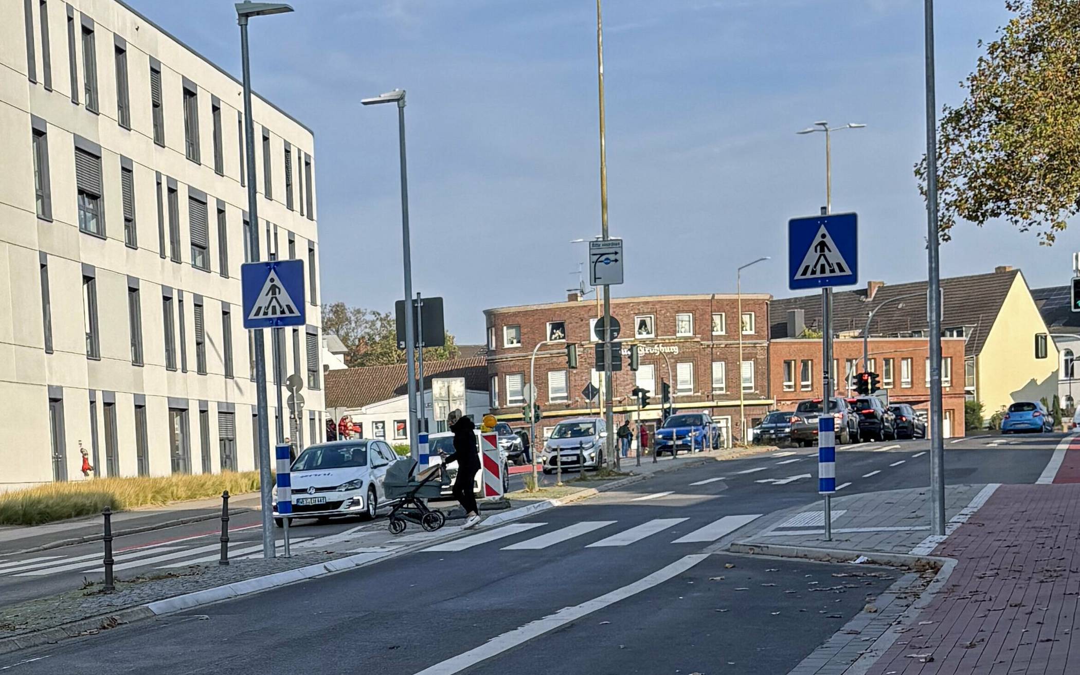  Vor dem italienischen Restaurant kann der Lieferverkehr halten. Fußgänger kommen sicher über den Zebrastreifen. 