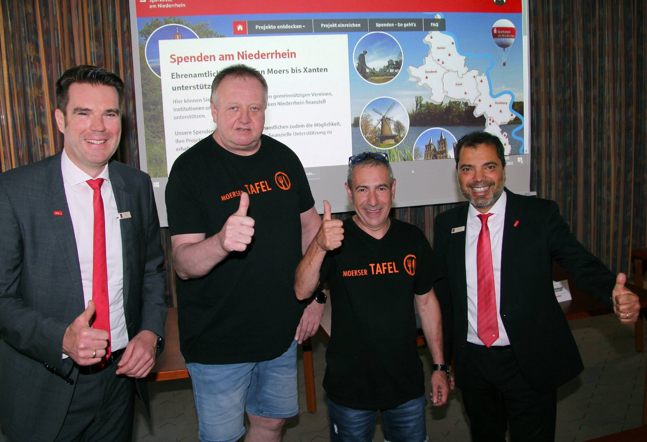 Die Moerser Tafel war einer der ersten Vereine, der sich vor etwas über zwei Jahren auf der Plattform „Spenden am Niederrhein" angemeldet hatte. Seither sind für rund 90 Projekte mehr als 80.000 Euro zusammengekommen (v.l.n.r.): Stefan Ertelt, Rainer Hellfeier und Raffaele Corda (beide Moerser Tafel) sowie Giovanni Malaponti.