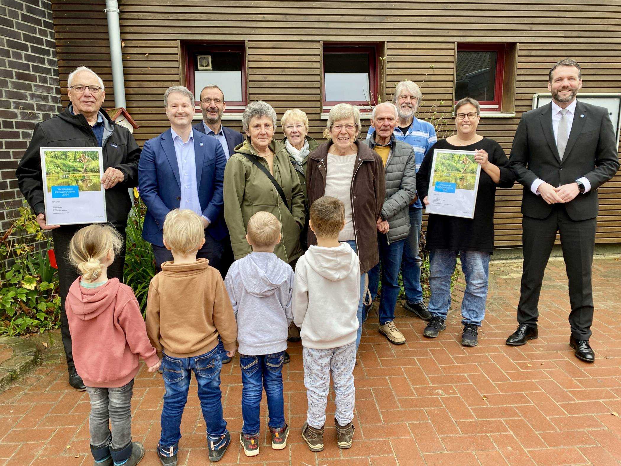 Bürgermeister Andreas Gisbertz (r.) und Westenergie-Kommunalmanager Frithjof Gerstner (Dritter v. l.) verleihen den Westenergie Klimaschutzpreis in Schwalmtal. 