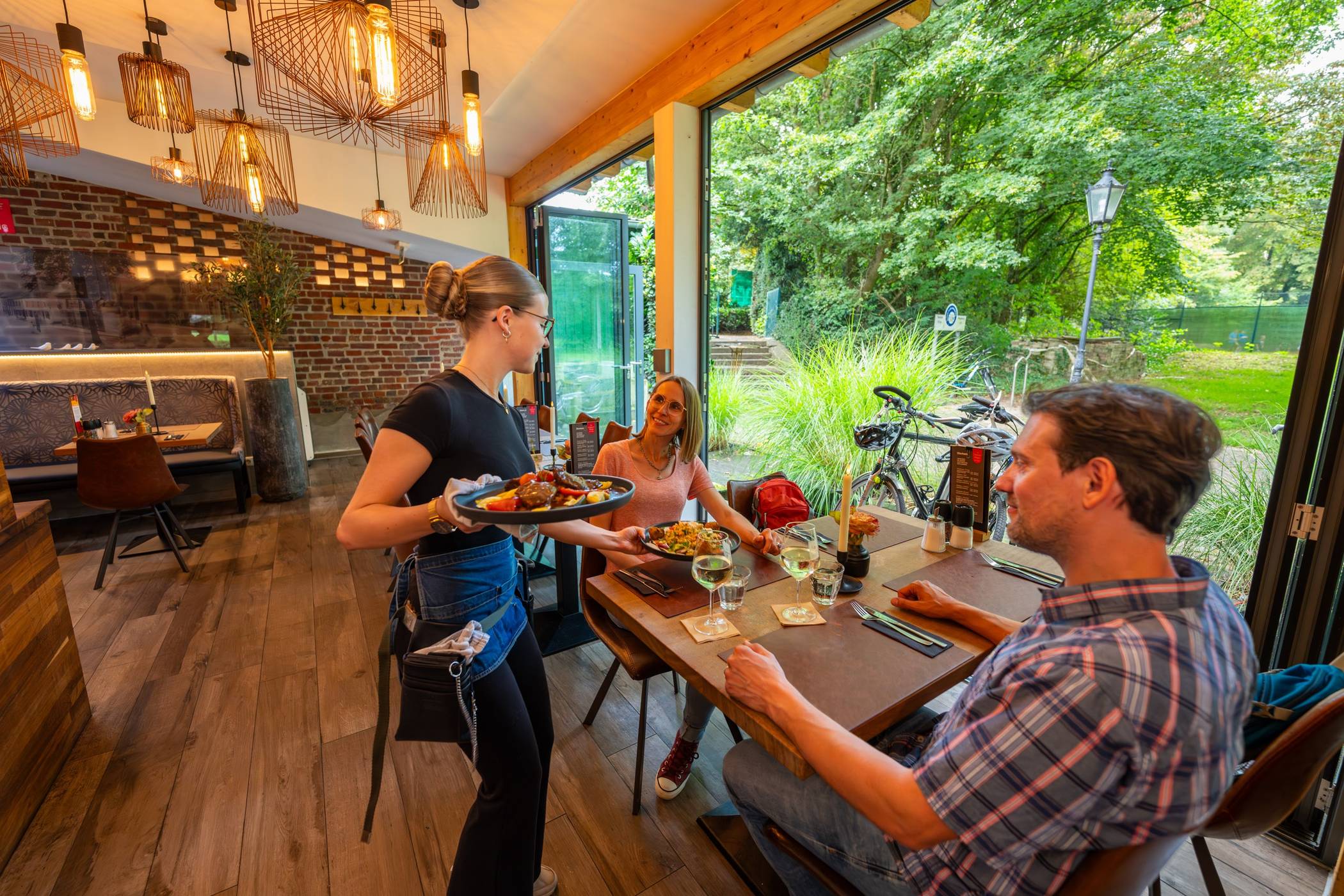 Ob Gastronomie, Beherbergung oder Einzelhandel – der Tourismus ist ein starker Wirtschaftsfaktor am Niederrhein. 