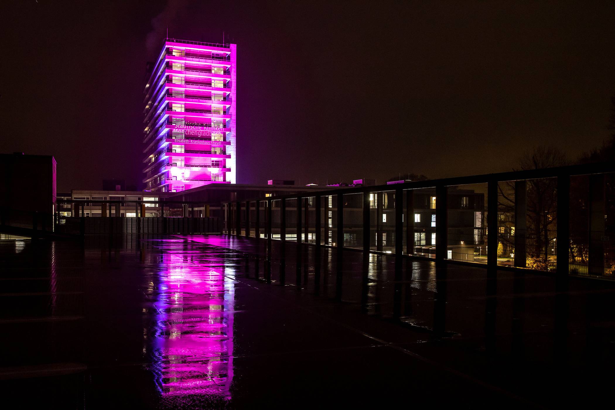 Erstrahlt am Wochenende 16./17. November in Lila: das Elisabeth-Krankenhaus (Eli) in Rheydt.