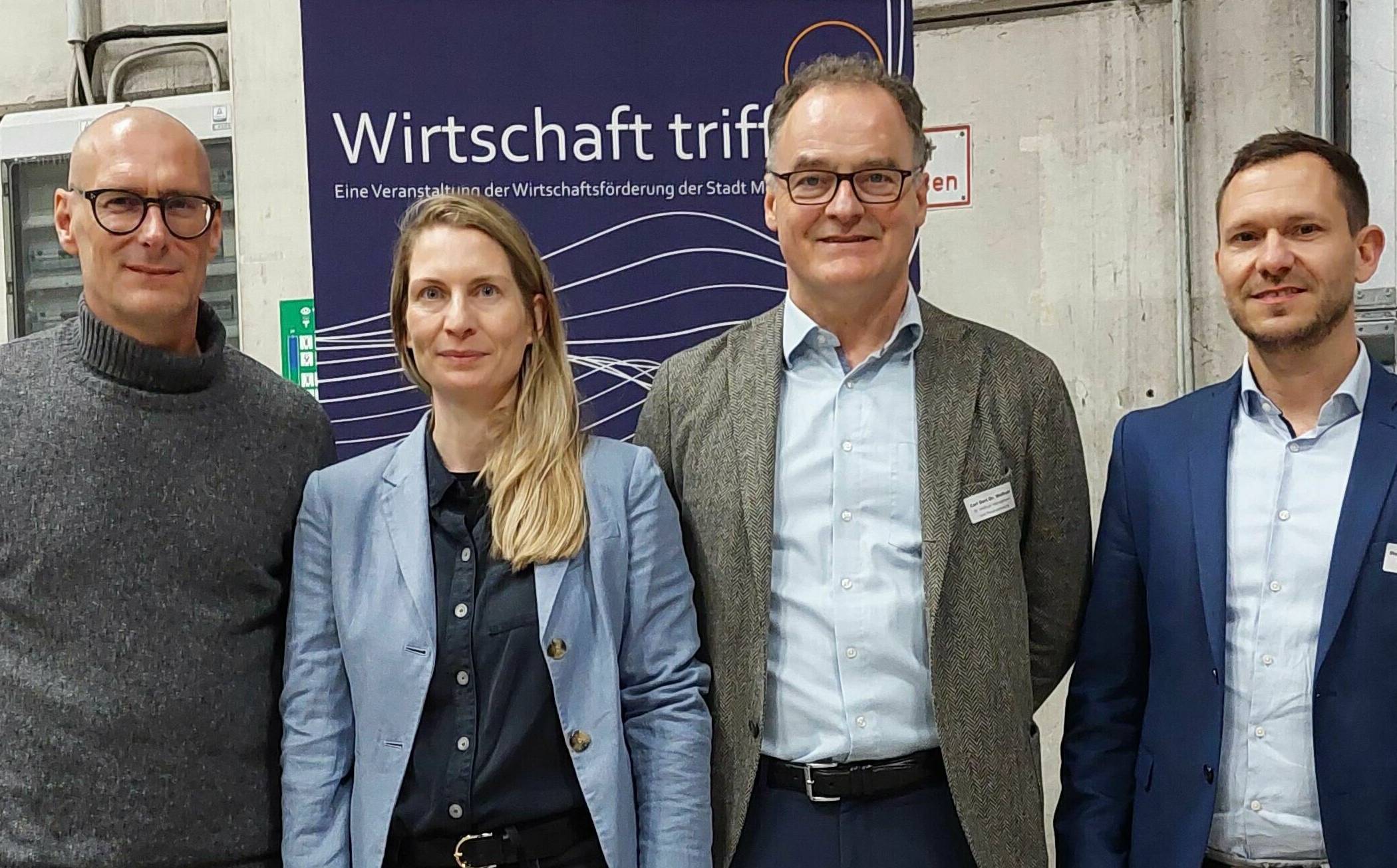 Hatten zum Netzwerktreffen geladen (v.r.): Wirtschaftsförderer Stephan Benninghoven, Personalberater Carl Gert Wolfrum, Anika Kleinert (Wirtschaftsförderung) und Rolf Heckmann, Geschäftsführer der Willy Heckmann GmbH. 