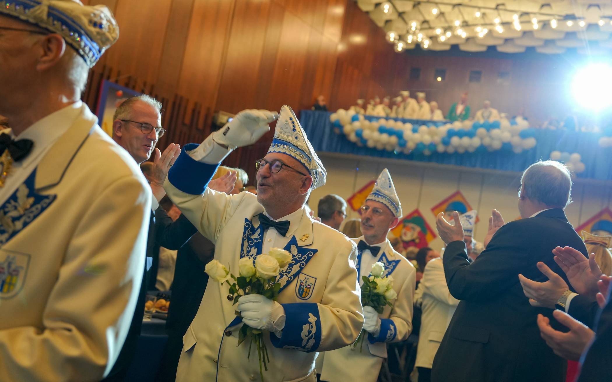 Die Mitglieder des Mönchengladbacher KarnevalVerbandes ziehen...