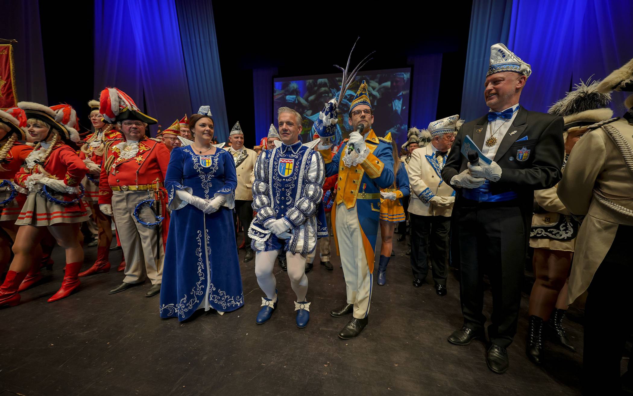 OB Felix Heinrich steht bereit, die Kappe, Feder und Zepter an den Prinzen zu...