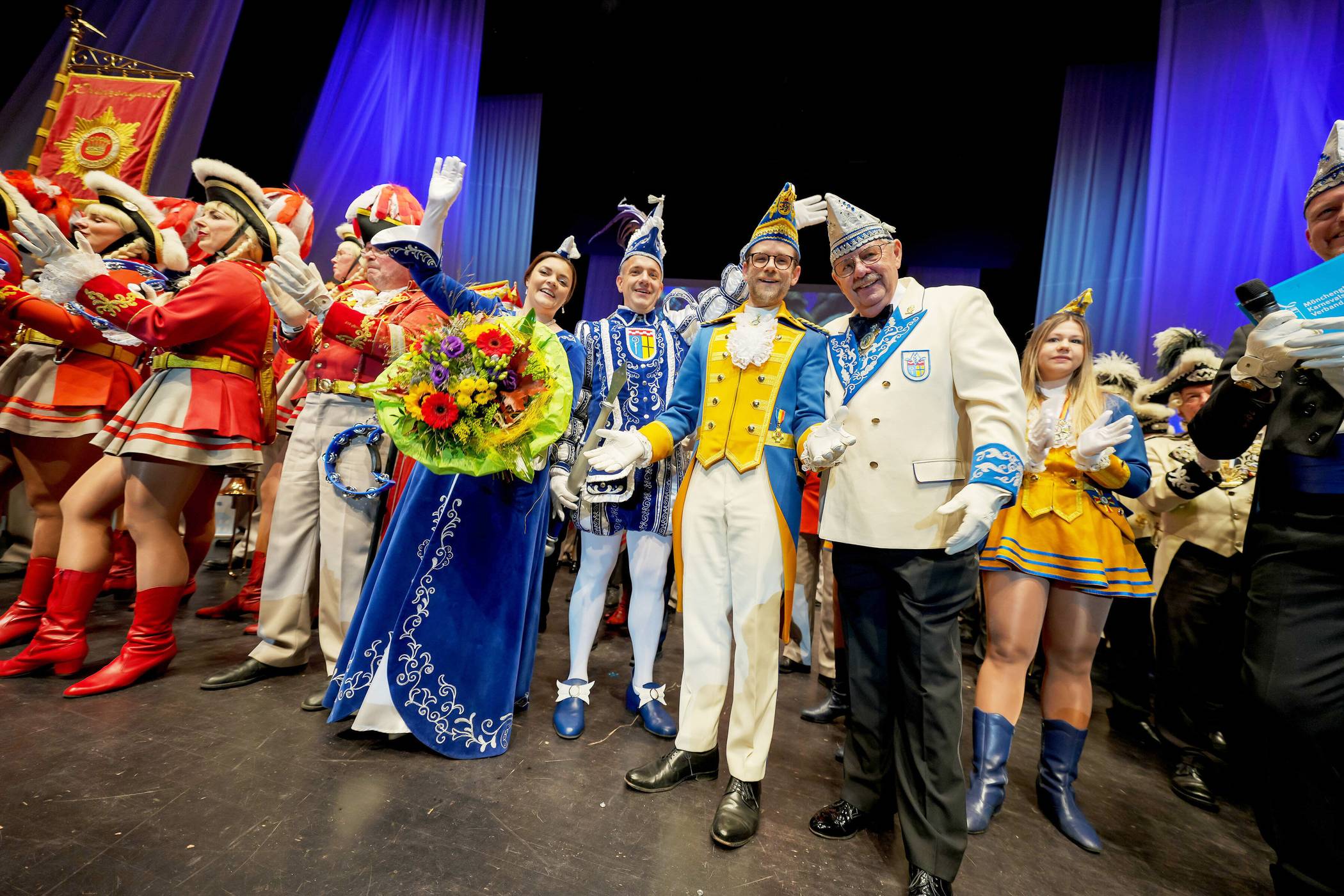  Alexander I. und Niersia Kathrin grüßen als Prinzenpaar der Stadt Mönchengladbach. Daneben OB Felix Heinrichs nd der MKV-Vorsitzende Gert Kartheuser. 