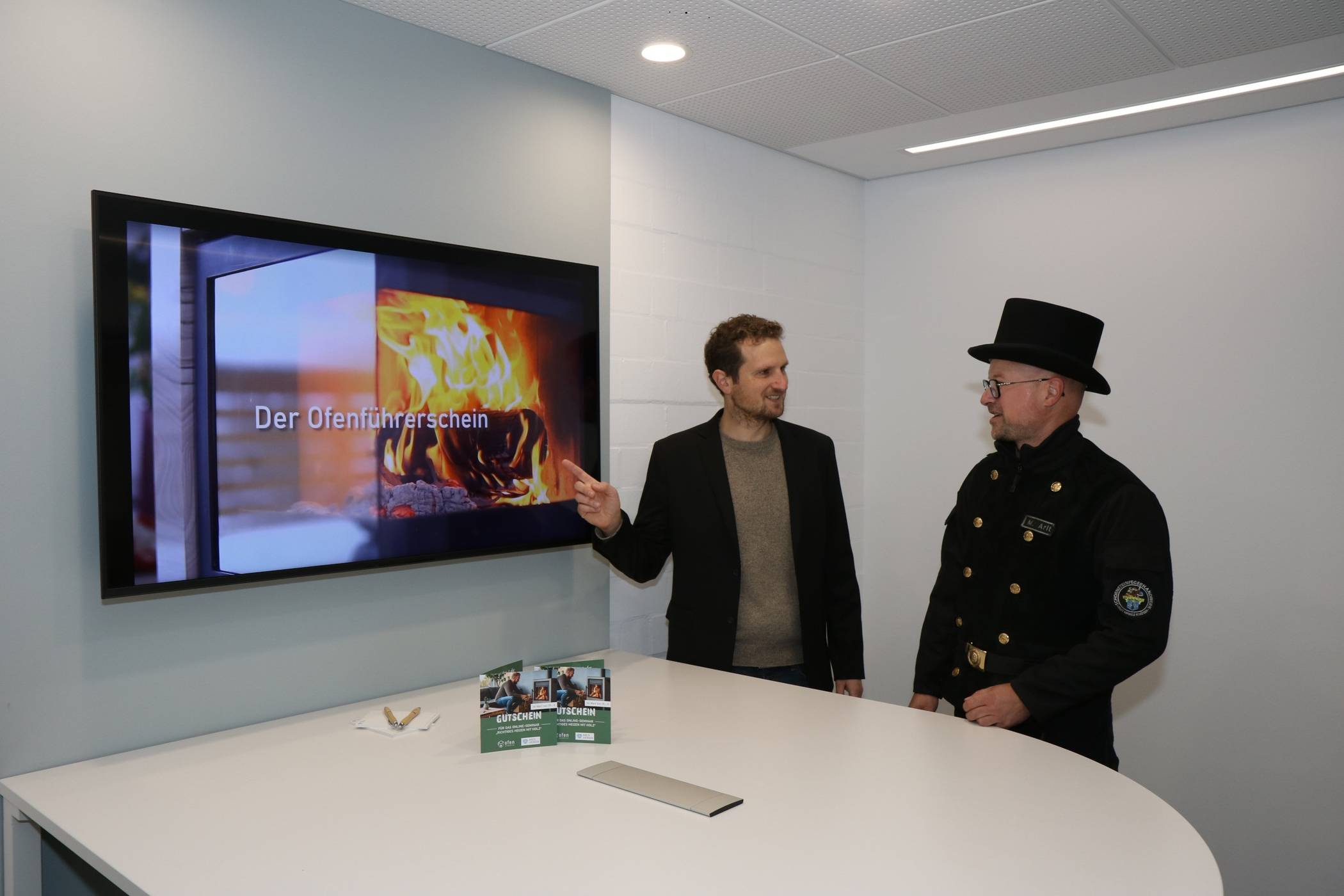  Felix Schütte, Klimaschutzmanager des Kreises Viersen (l.) und Mario Arlt, Kreisgruppenvorsitzender der bevollmächtigten Bezirksschornsteinfeger. 