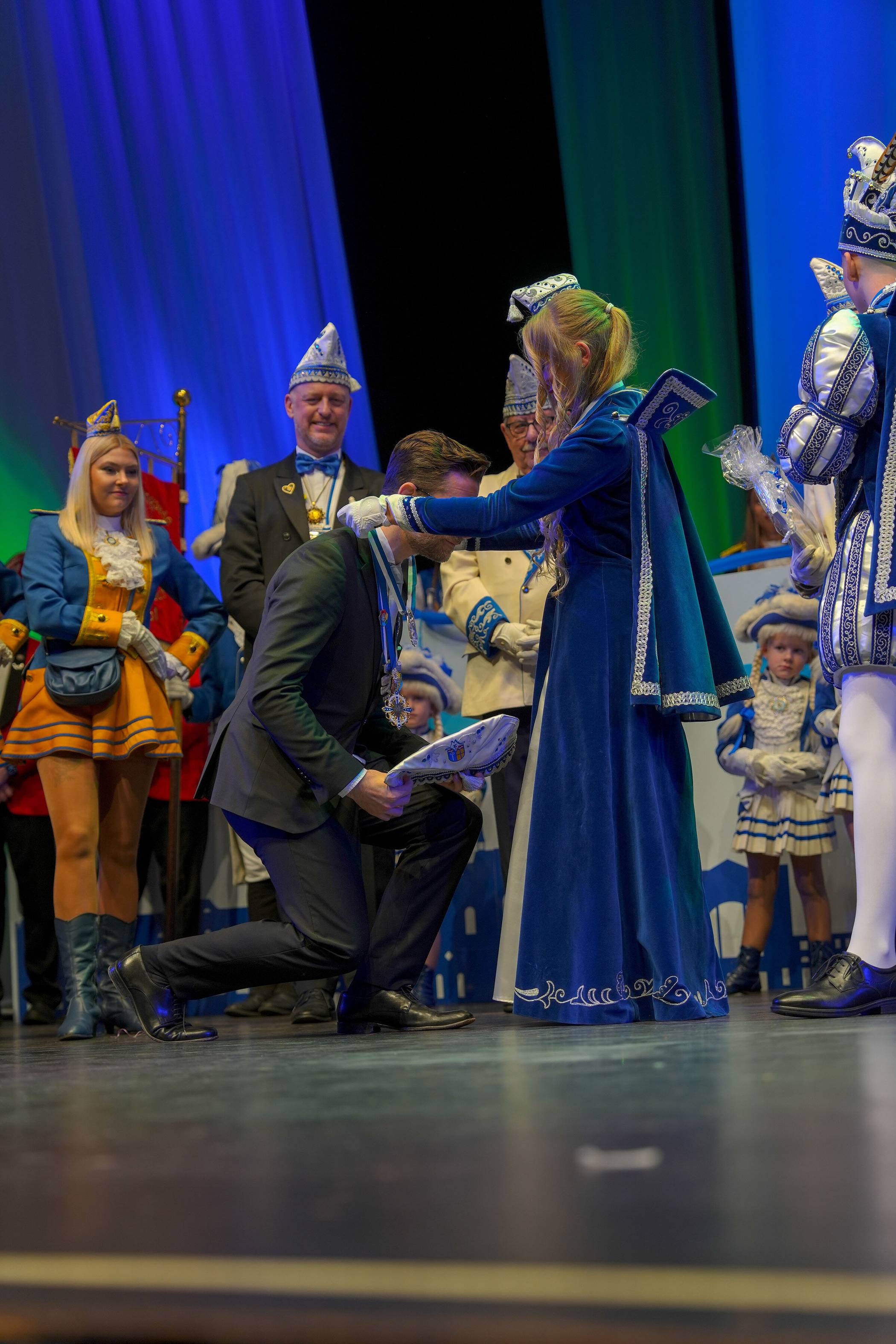 An Oberbürgermeister Felix Heinrichs...