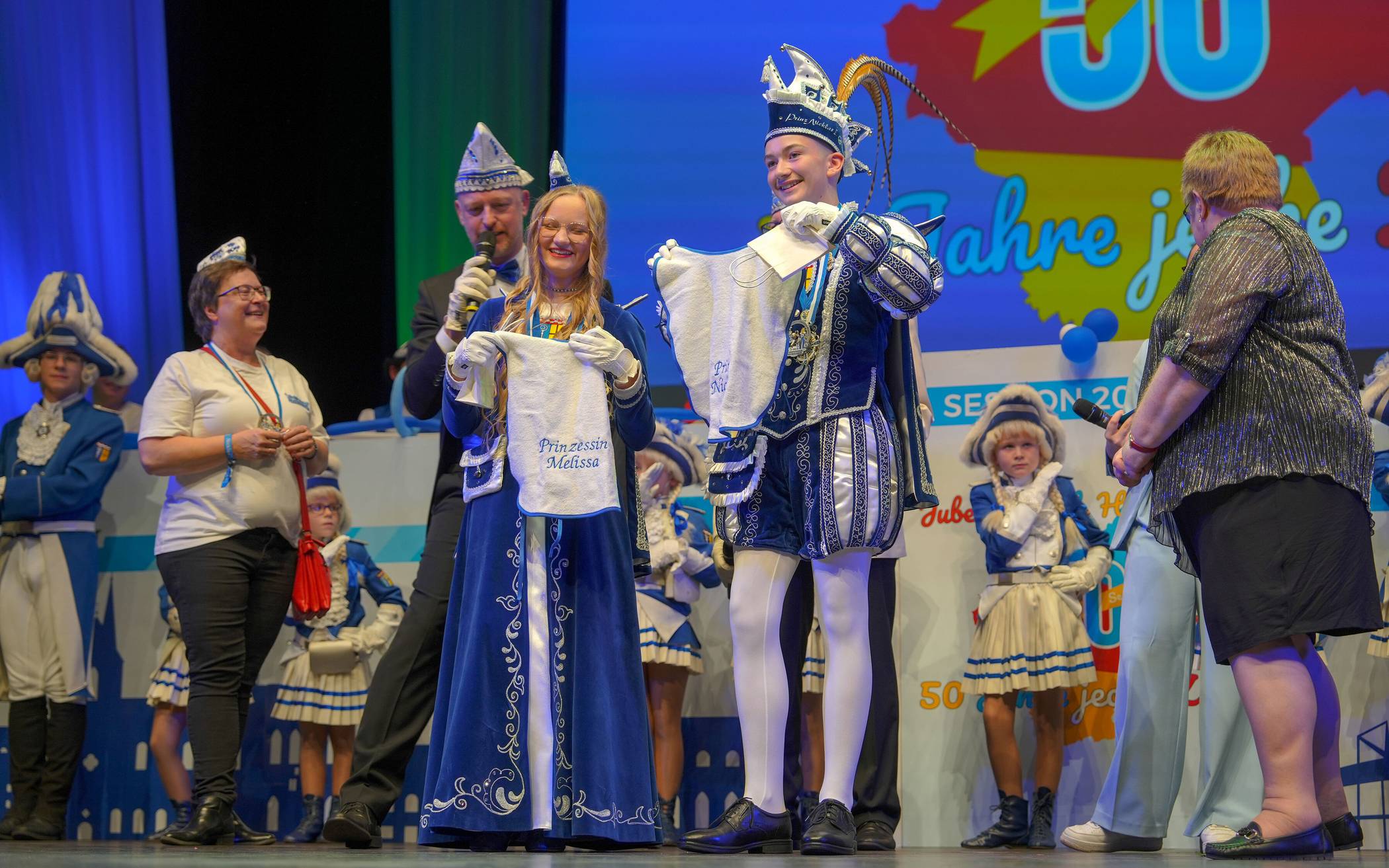 Für das Kinderprinzenpaar gab es selbstgenähte Lätzchen. So bleibt das Ornat...