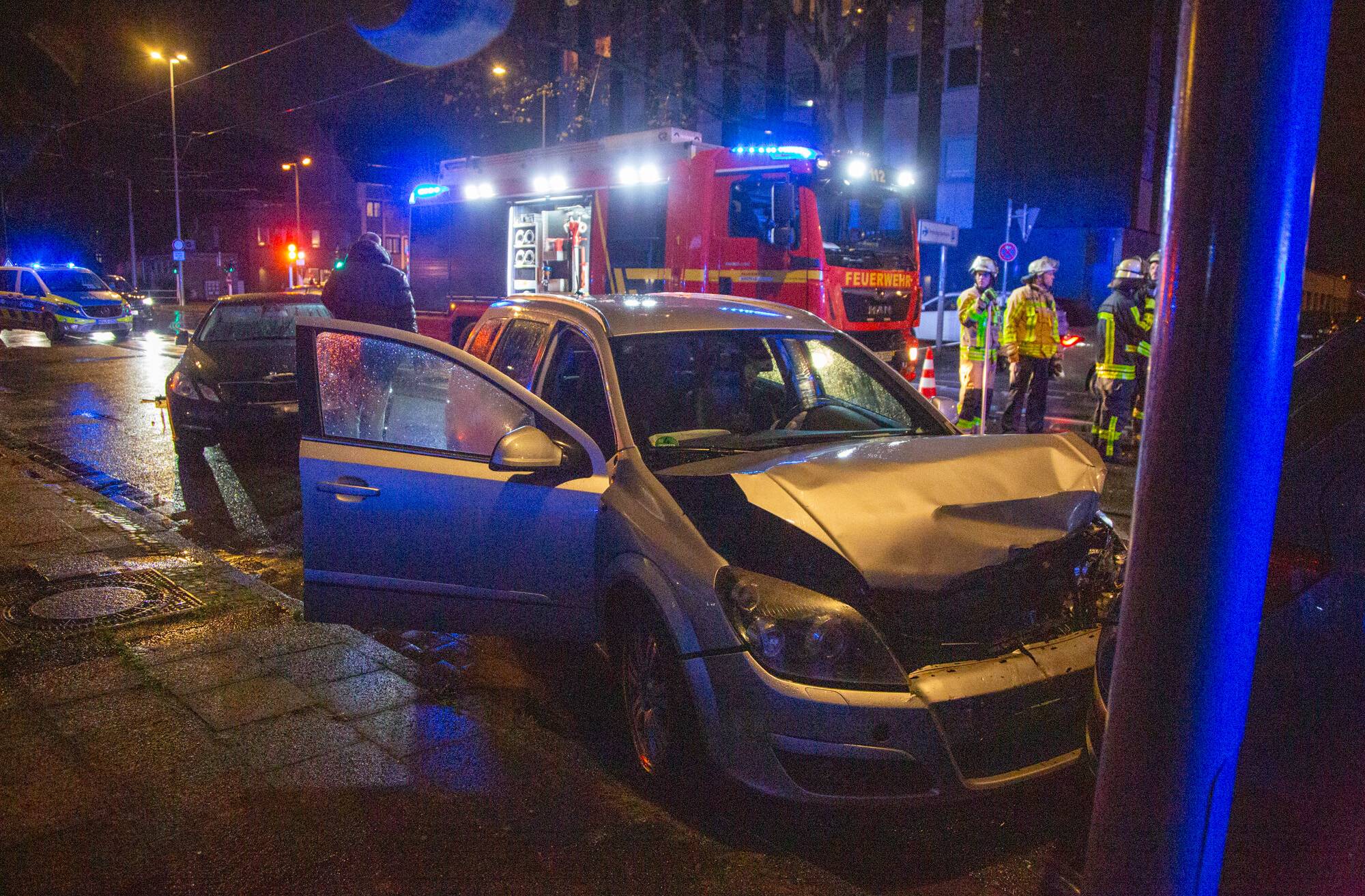 Krefeld: Unfall vor Polizeipräsidium