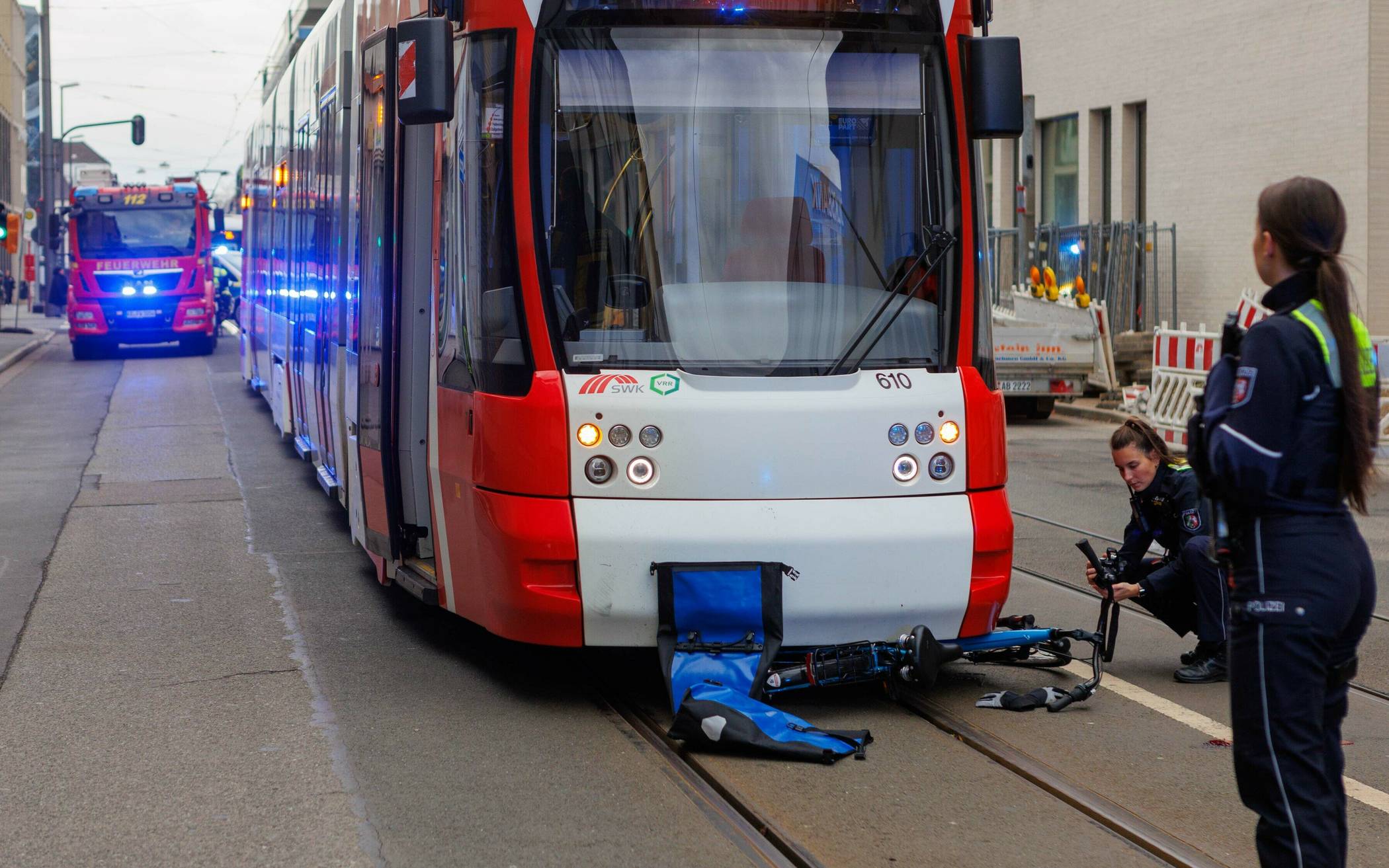 Unfall mit Straßenbahn: Radfahrerin lebensgefährlich verletzt