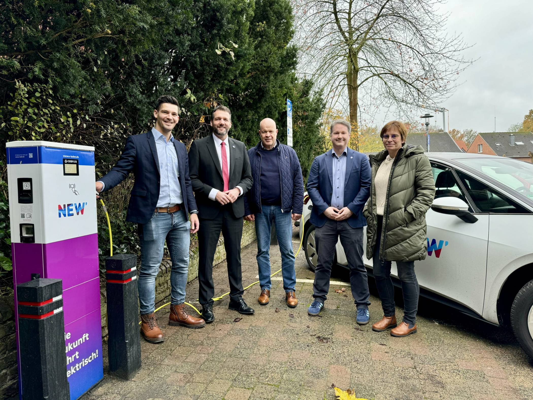  NEW-Kompetenzcenterleiter Johannes Vieten, Bürgermeister Andreas Gisbertz, Fachbereichsleiter Bernd Gather, Klimamanager Michael Buijzen und Sachgebietsleiterin Stefanie Liebens freuen sich über die Inbetriebnahme der Ladesäulen am Parkplatz hinter dem Rathaus.   