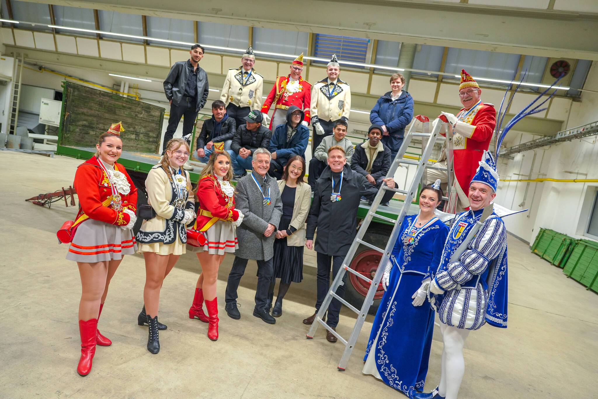  Prinz Alexander I. und Niersia Kathrin stellten ihr Projekt persönlich im SMS Businesspark vor: Mit dabei waren unter anderem die Jugendlichen, die am Bau des Wagens teilnehmen, Lisa Wagner, Rolf Straßburger und Thilo Sagermann, Senior Manager Corporate Communication, SMS group GmbH, sowie Jost Fünfstück.   