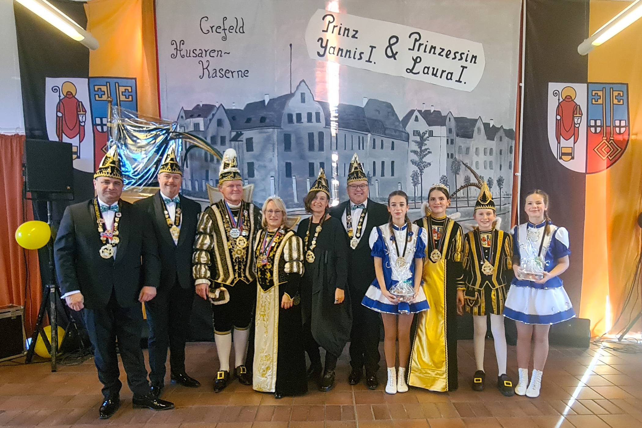 Das Prinzenpaar der Stadt Krefeld Peter I. und Andrea III. und das Kinderprinzenpaar Laura I. und Yannis I. mit ihren Adjutantinnen und Ministern.