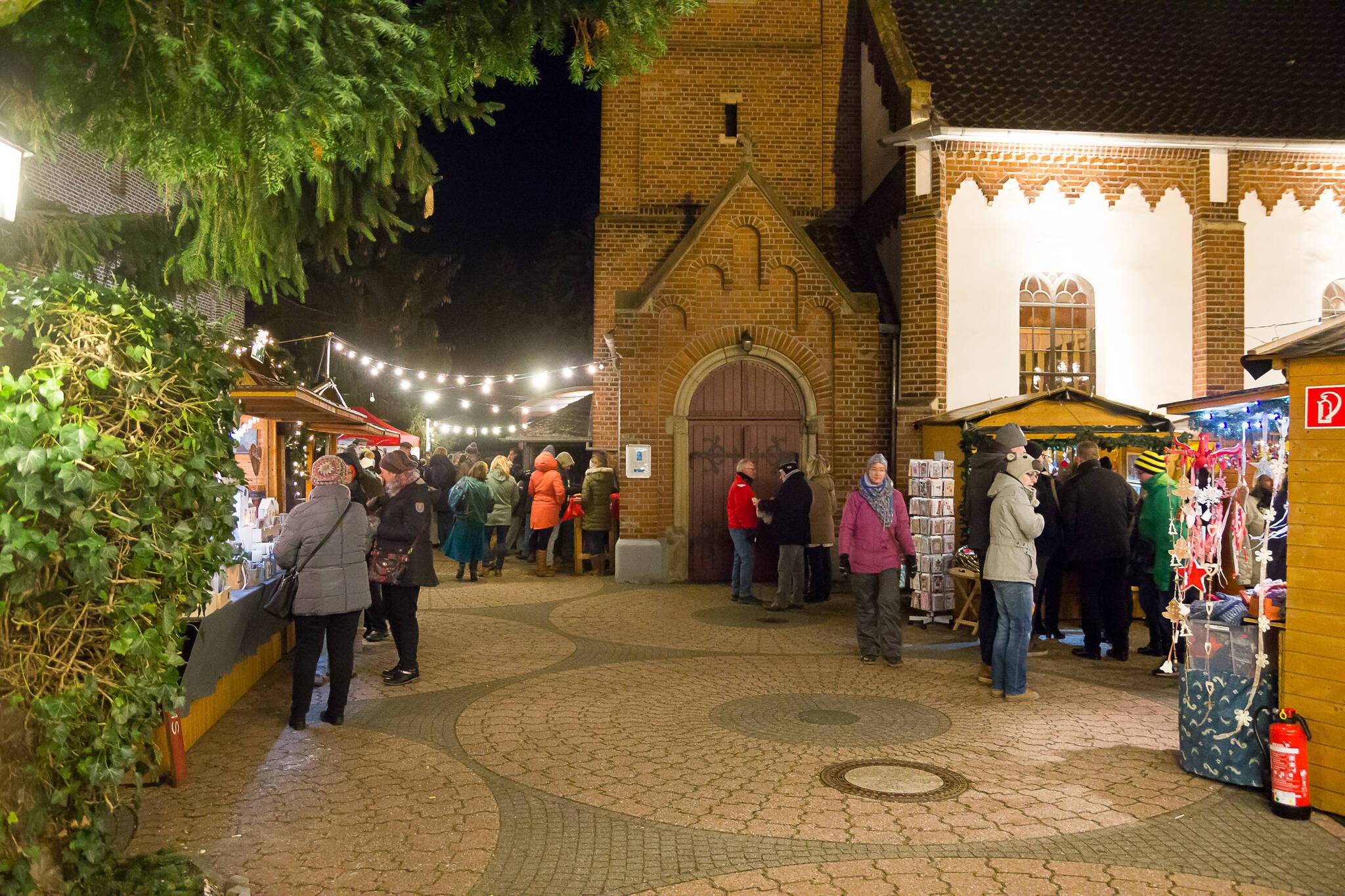  Der 25. Adventsmarkt in Rheinberg wird der letzte im Innenhof an der ev. Kirche sein. 