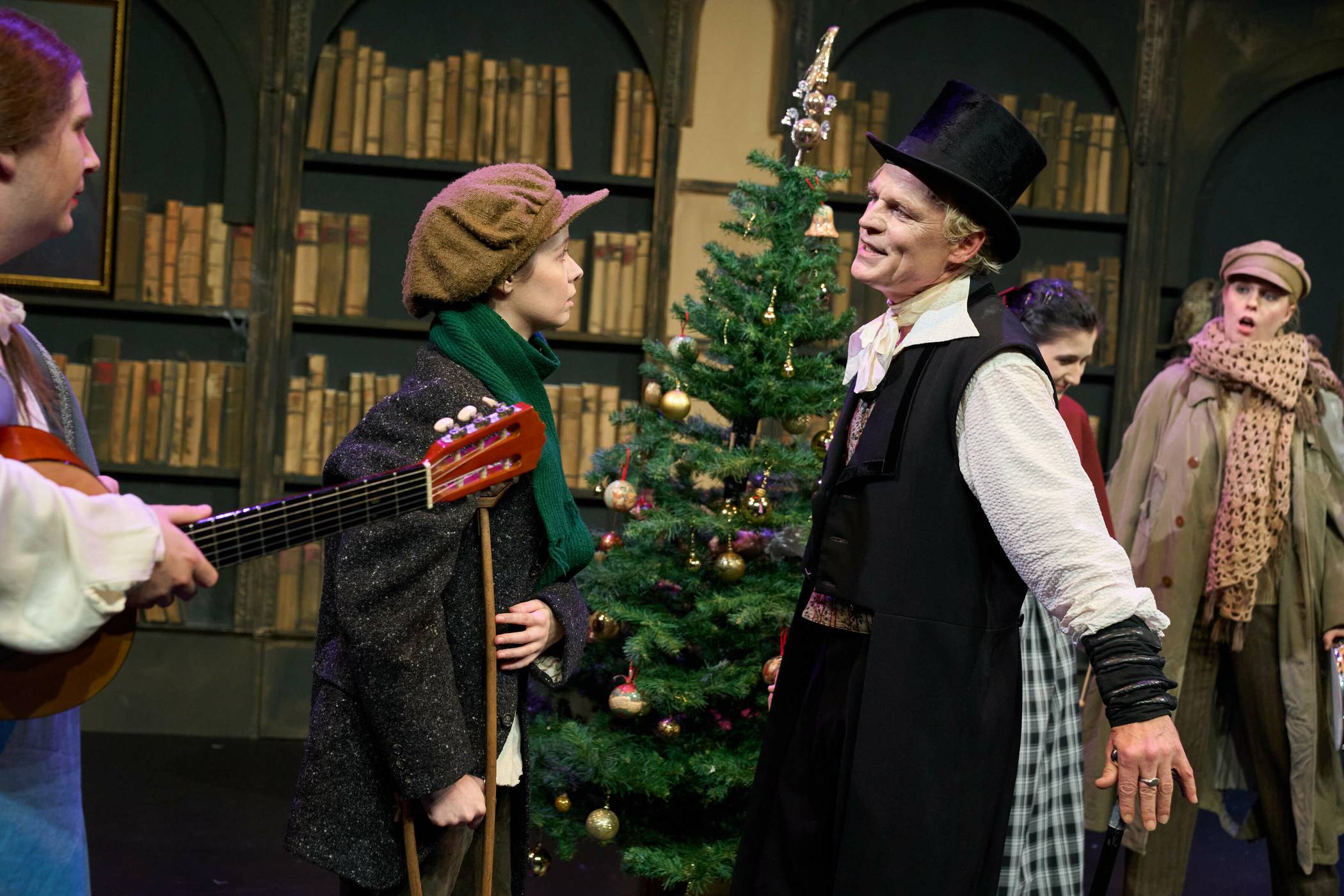  Deutungshoheit: Ist Weihnachten nun das Fest der Geschenke oder der Liebe? Der hartherzige Scooge wird die Antwort bald erfahren.   