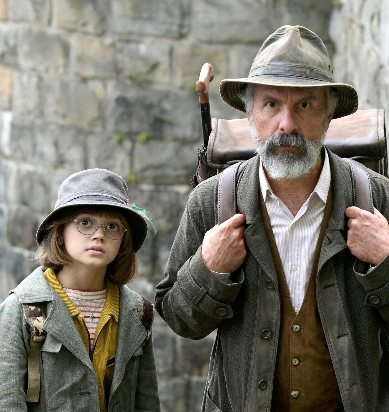 Buchhändler Carl (Christoph Maria Herbst) und seine junge Begleiterin (Yuna Bennett) freunden sich an. 