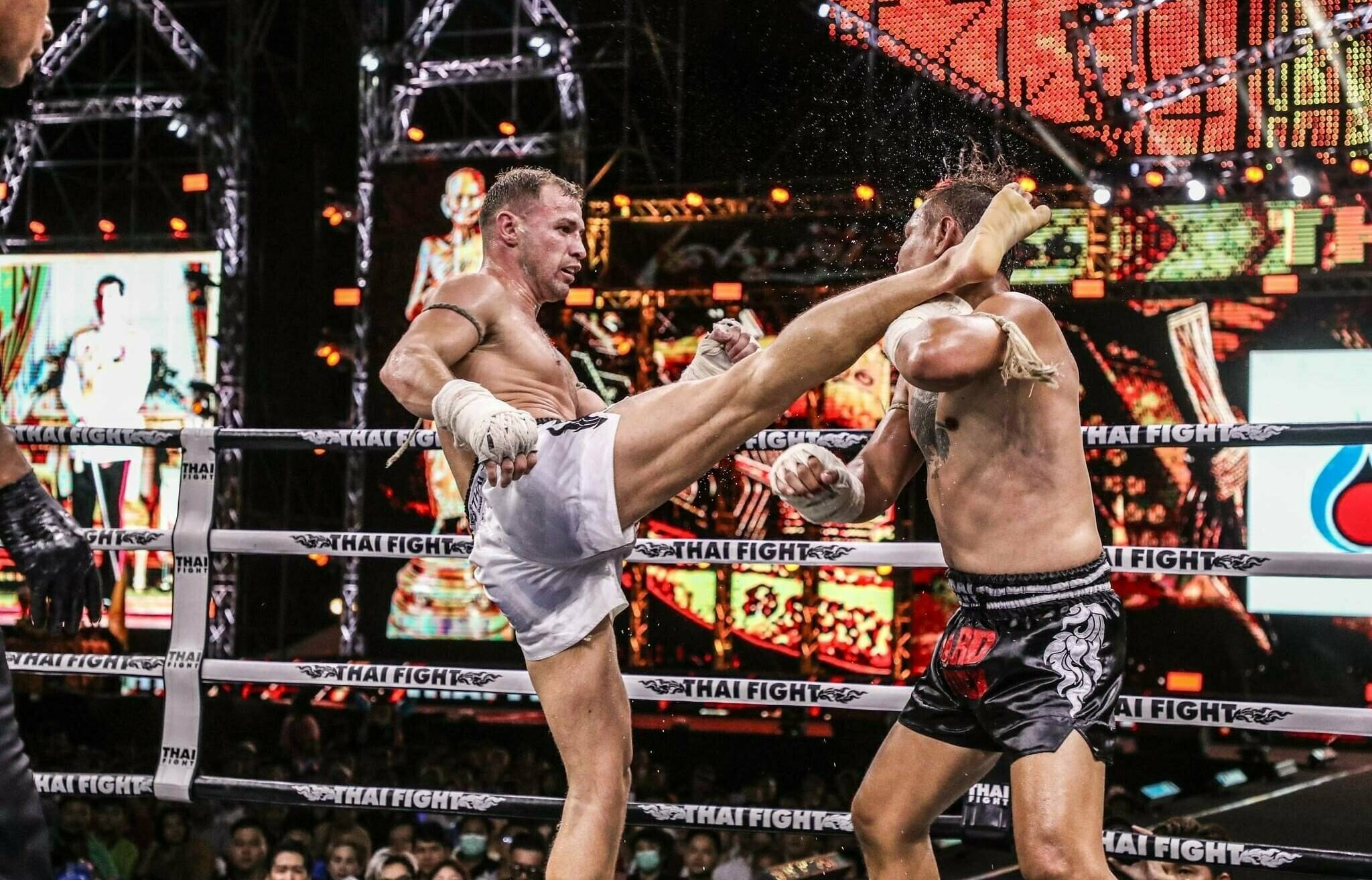 Kampf in Thailand beim „Kings Cup“: Der Mönchengladbacher Kristian Malocaj kämpft gegen den thailandischen Champion Saiyok Pumpanmuang.  