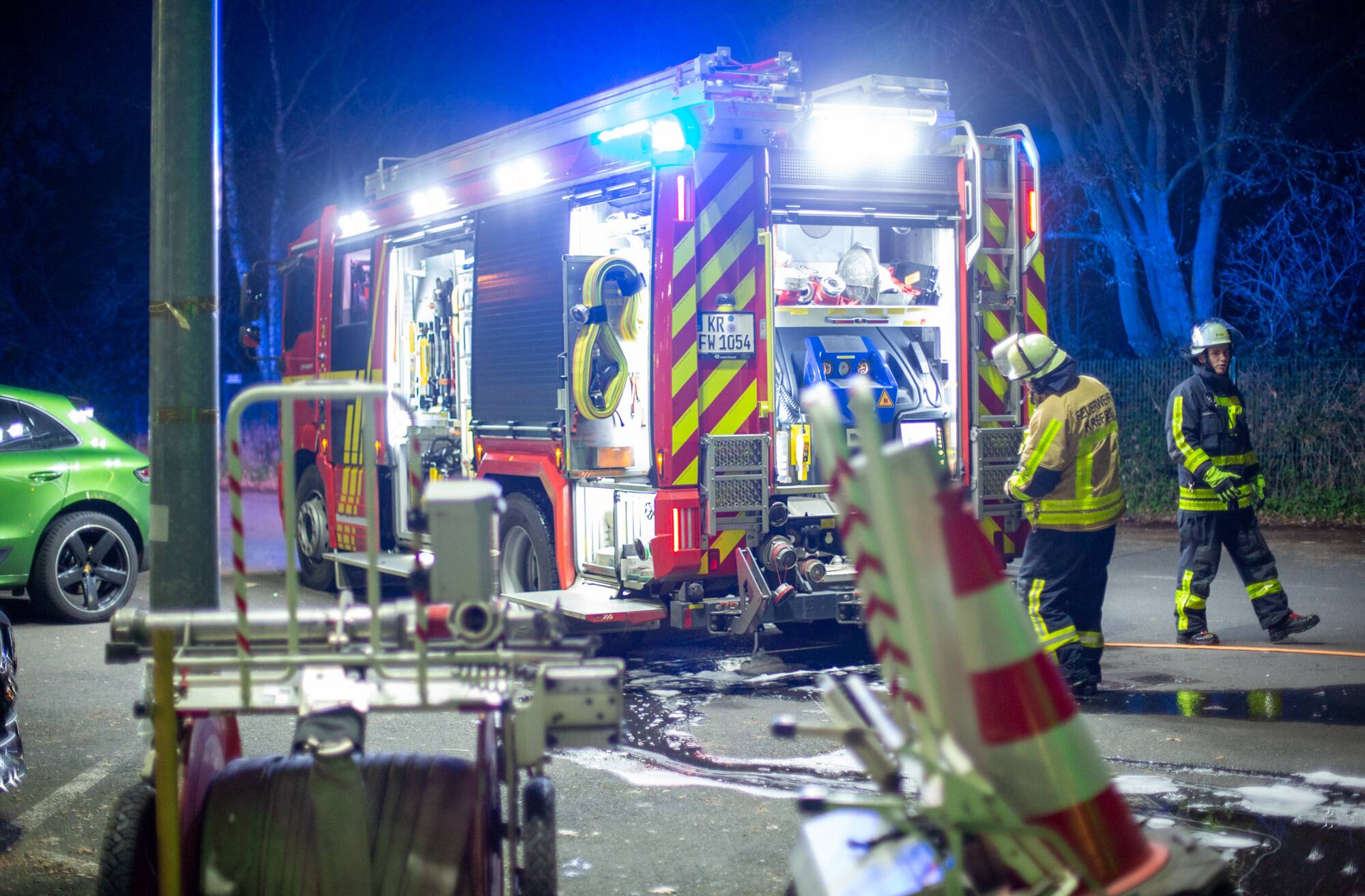 Pkw-Innenraum geriet in Brand