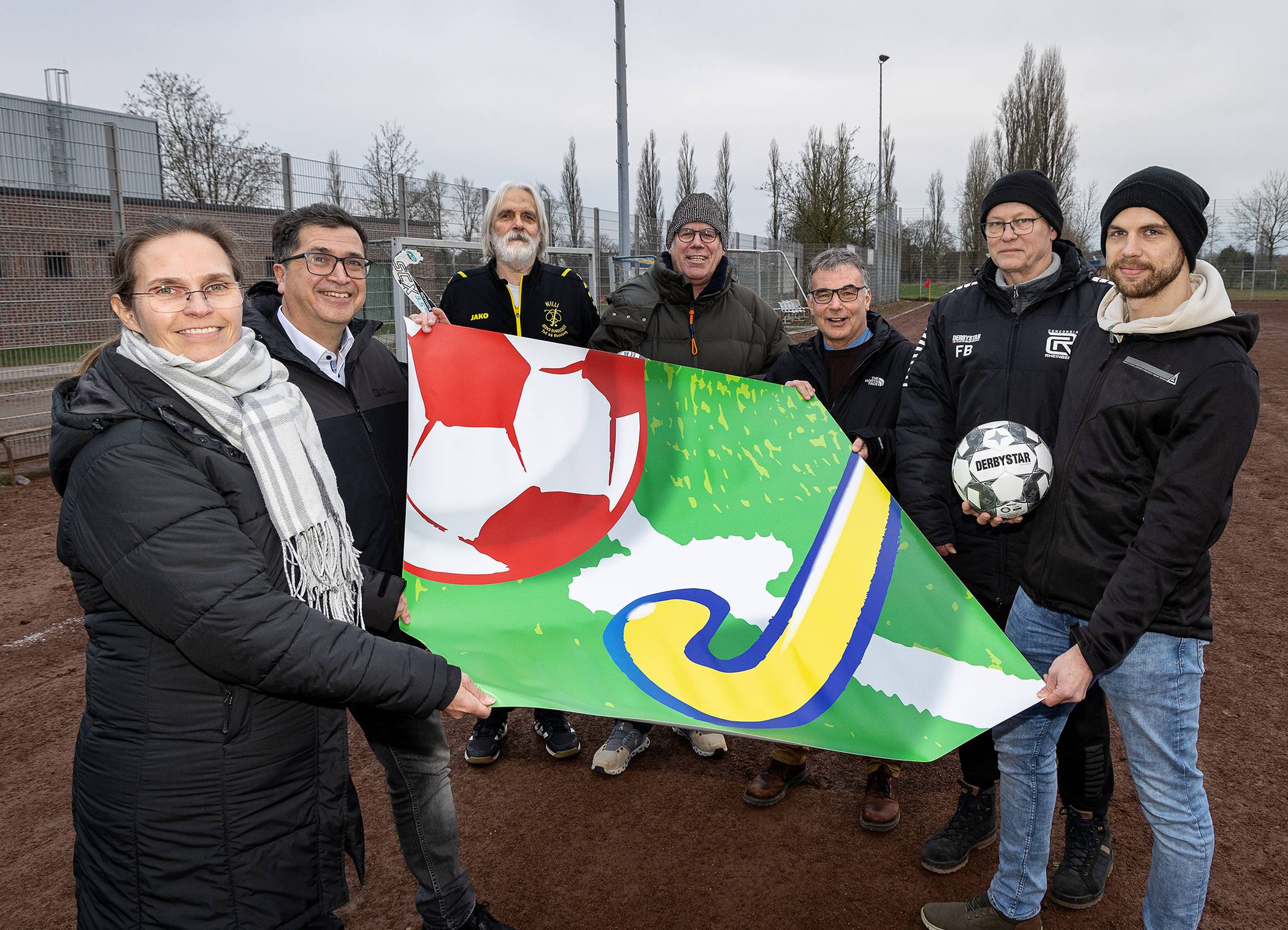 Über die modulare Änderung freuen sich (v.l.): Stefanie Kaleita (Stadt Rheinberg, stellvertretende Fachbereichsleiterin Schule – Sport – Kultur), Frank Tatzel (1. Vorsitzender Stadtsportverband Rheinberg e. V.), Willi Bourgund und Rainer Müller (beide Hockeyabteilung TuS 08 Rheinberg), Bürgermeister Dietmar Heyde, Frank und Jonas Baumbach (beide Concordia Rheinberg). 