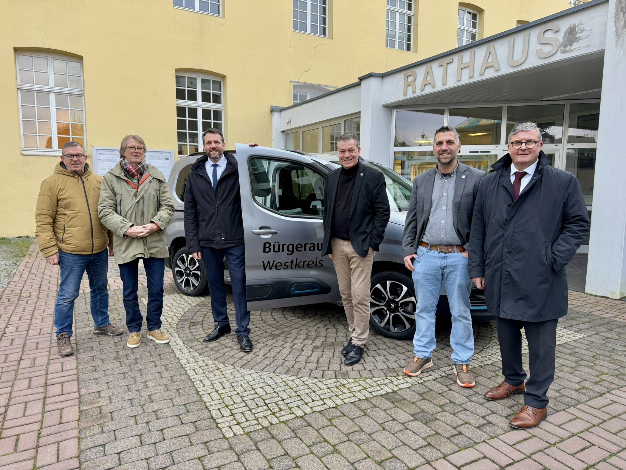  Die Westkreis-Bürgermeister und Brüggens Kämmerei haben nun den Wagen an die JedermannHilfe übergeben. Foto: Gemeinde Schwalmtal 
