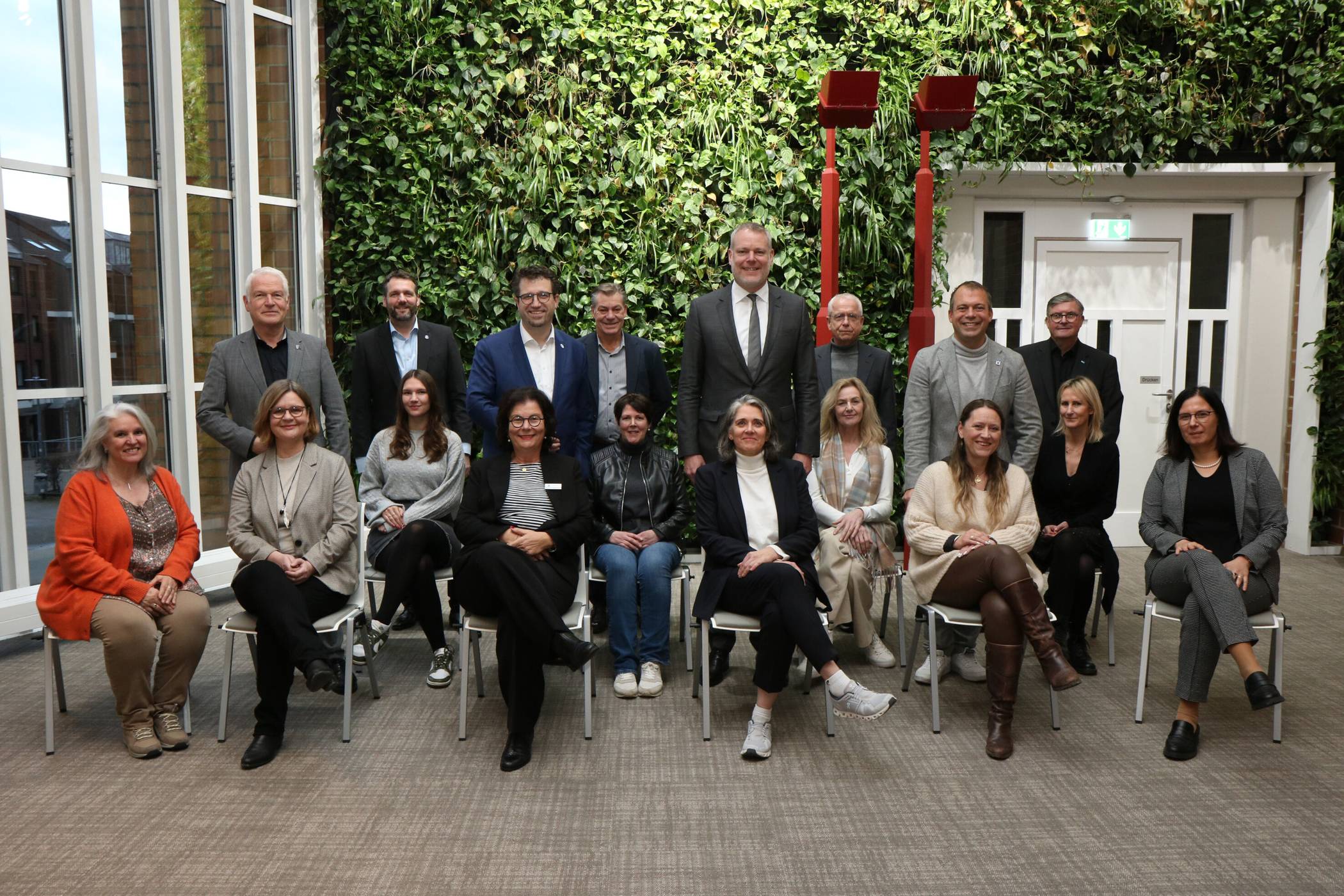 Die Gleichstellungsbeauftragen und Bürgermeister der Gemeinden im Kreis Viersen, die Gleichstellungsbeauftragte für den Kreis und Landrat Dr. Andreas Coenen kamen zusammen. Foto: Kreis Viersen 