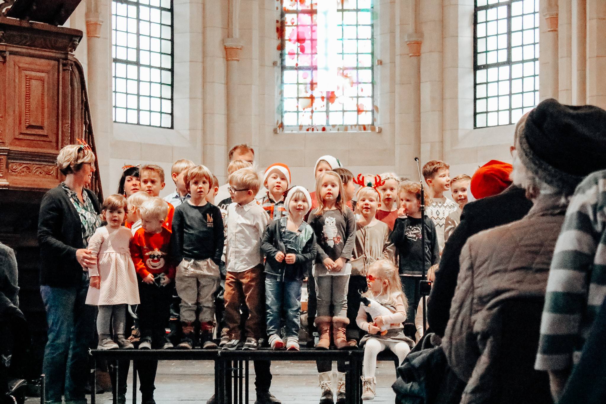 Advent im Neukirchener Erziehungsverein - fröhliches Kita-Konzert in der Dorfkirche