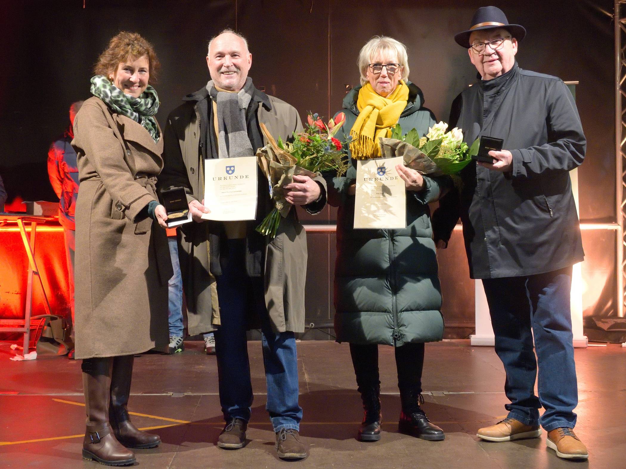 Auf der Bühne auf dem Remigiusplatz (v.l.): Bürgermeisterin Sabine Anemüller, Thomas Schneider, Inge Orta und Hans-Willy Bouren (Ortsbürgermeister Viersen).